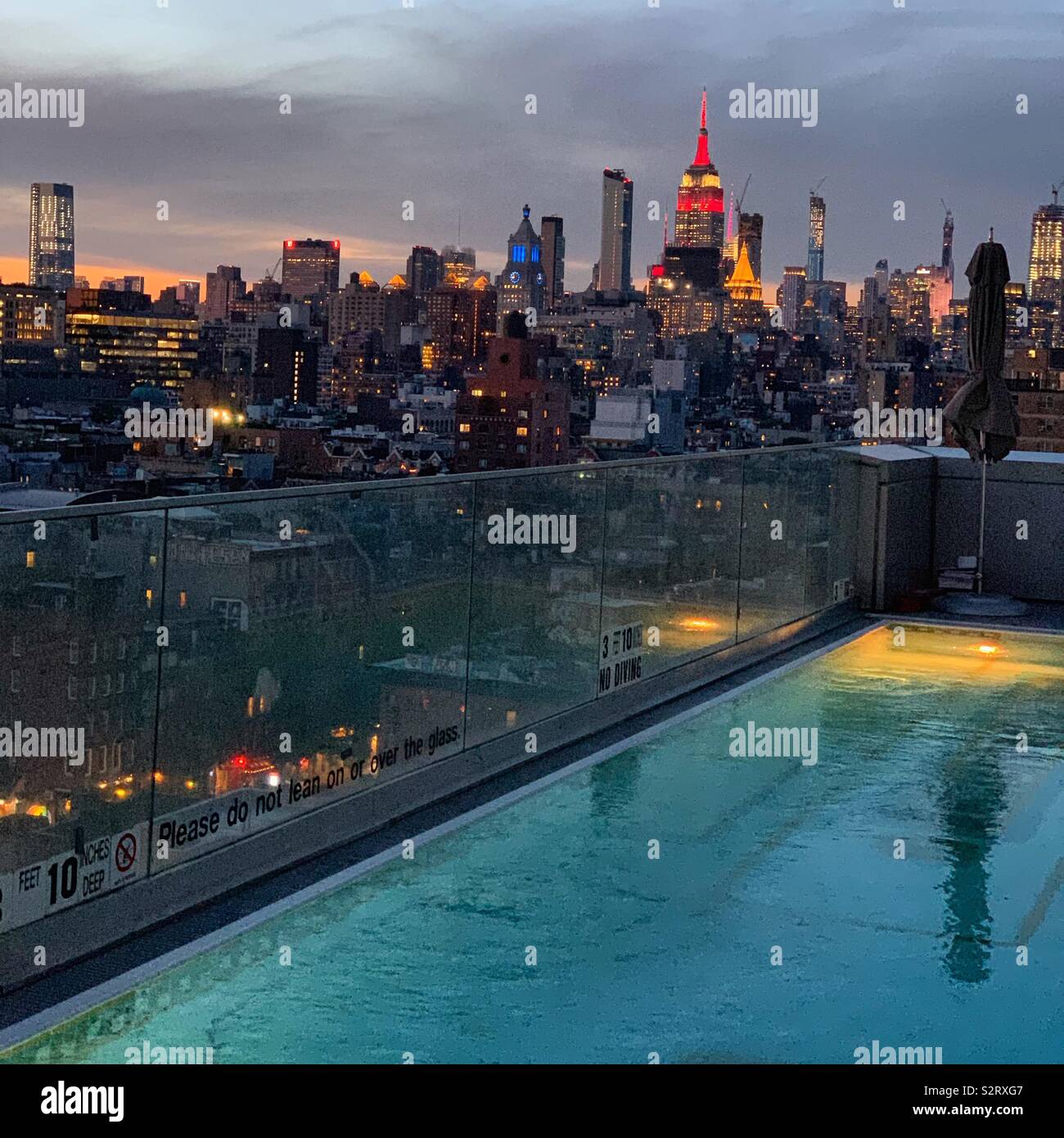En début de soirée à la piscine à l'Hôtel Indigo Lower East Side, New York City Banque D'Images