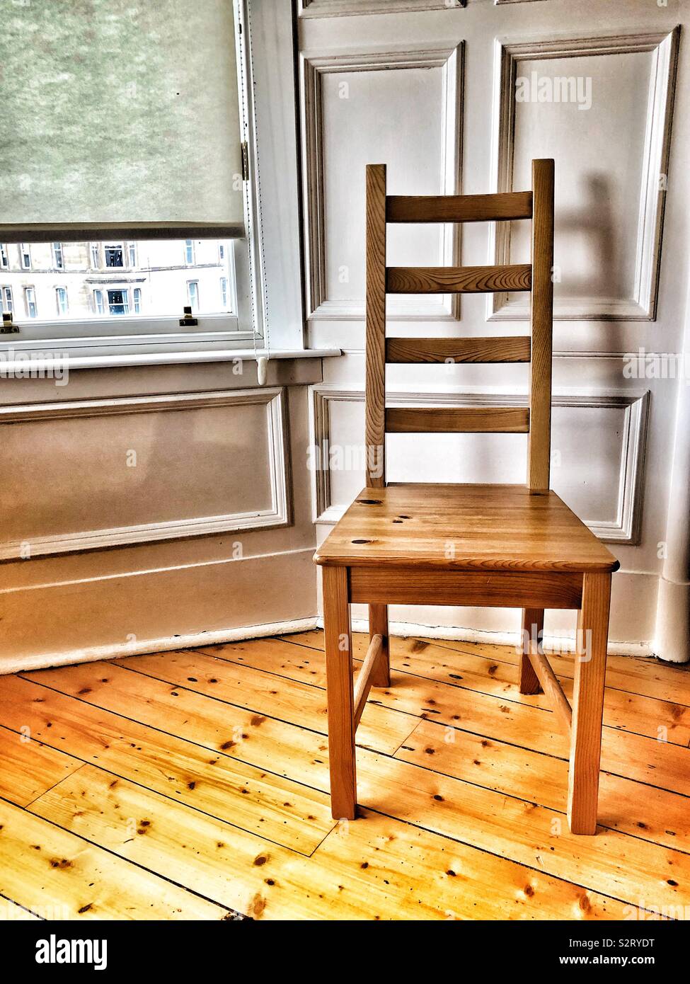 Assise en bois dans la salle vide Banque D'Images