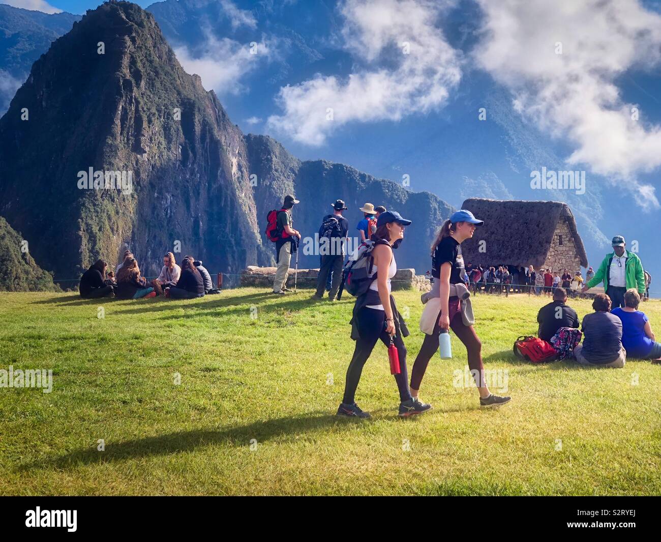 Les touristes et les guides se rassembler dans la matinée pour la visite de Machu Picchu Machu Picchu Inca site historique des ruines Incas du Pérou, Pérou. Huayna Picchu Wayna Pikchu est dans l'arrière-plan. - Image de stock capturée avec un smartphone