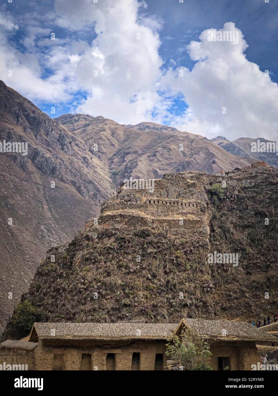 Ruines incas à Ollantaytambo, Perú Pérou. Site historique du Pérou en Amérique du Sud. - Image de stock capturée avec un smartphone