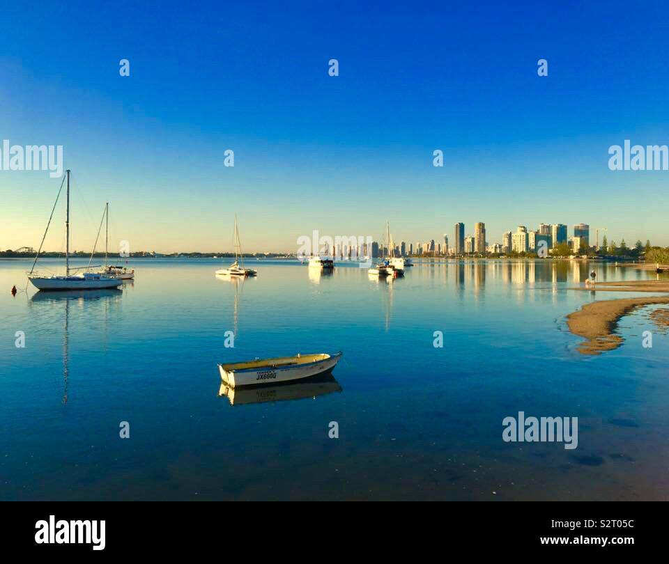 Bateaux dans l'eau peu profonde à la Gold Coast Queensland Australie Banque D'Images