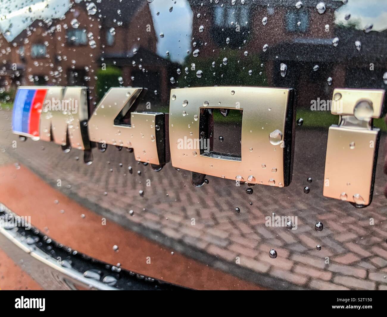 Close up d'une BMW X4 M40i insigne - Image de stock capturée avec un smartphone