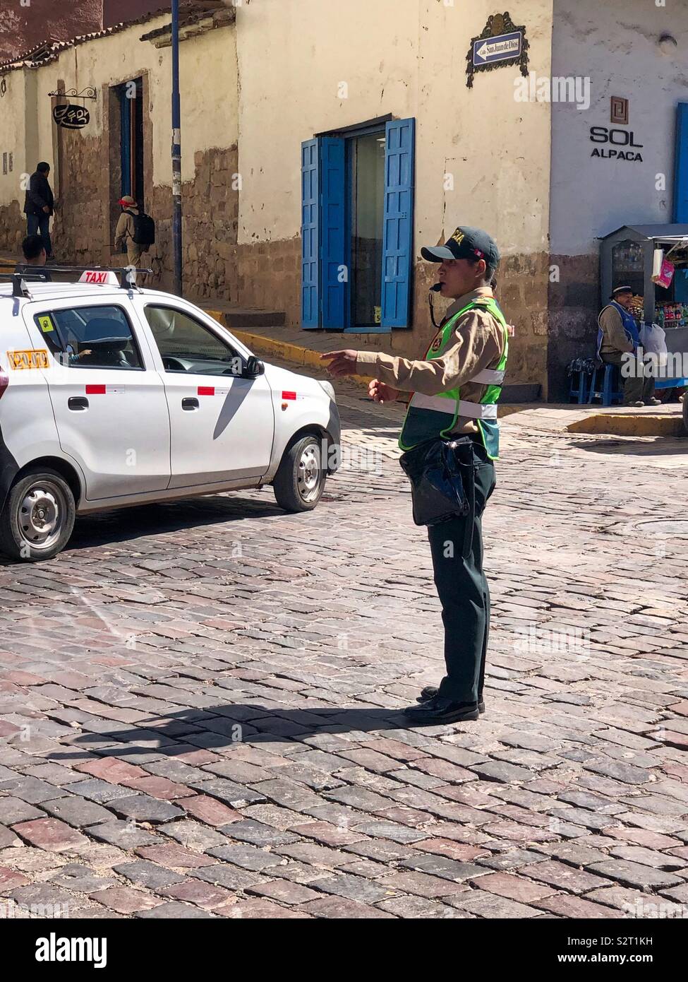 La police de la circulation péruvienne policier diriger la circulation sur une rue pavée à Cusco Cuzco Pérou Le Pérou. Banque D'Images