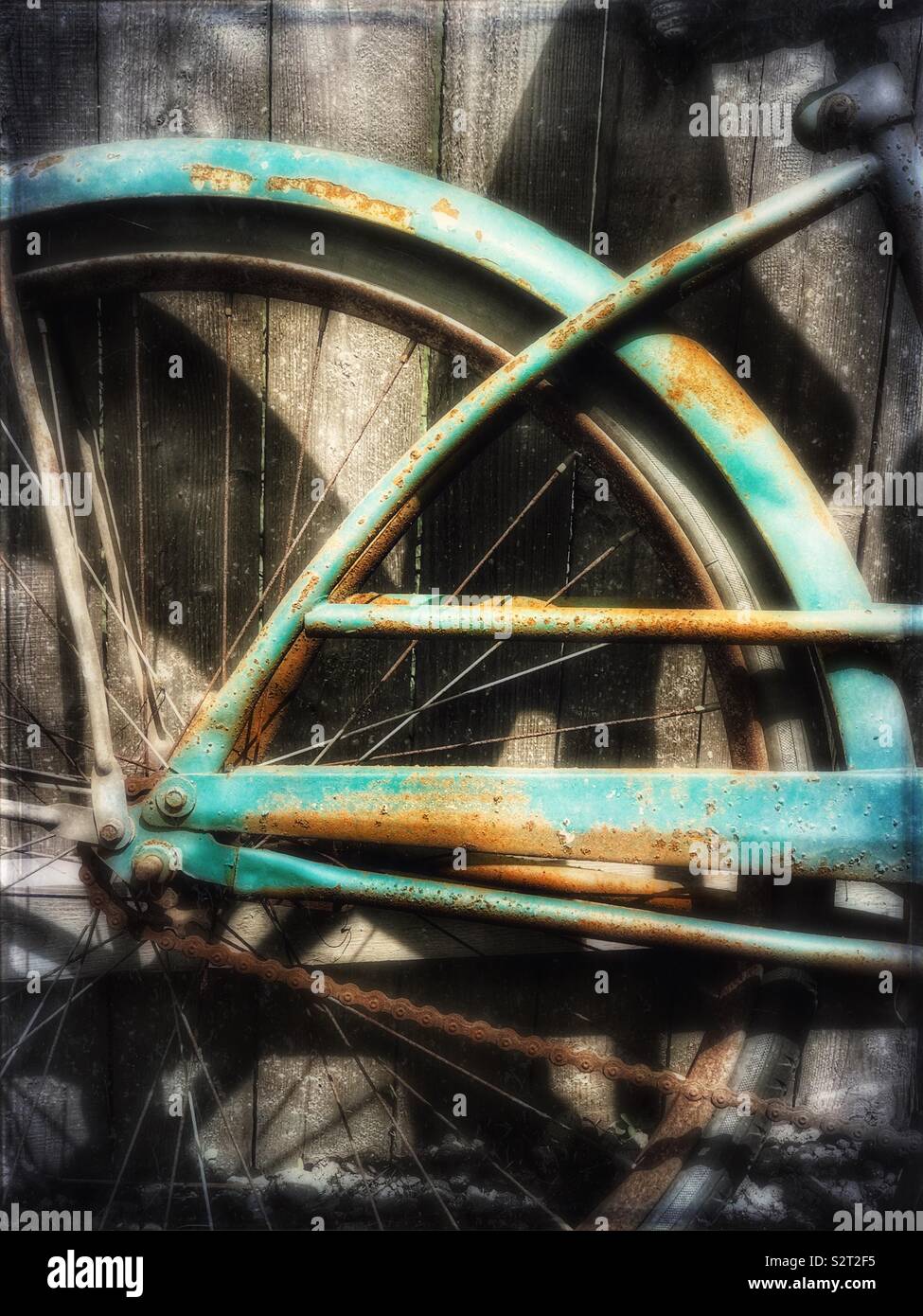 Rusty blue vintage bicycle roue arrière Banque D'Images