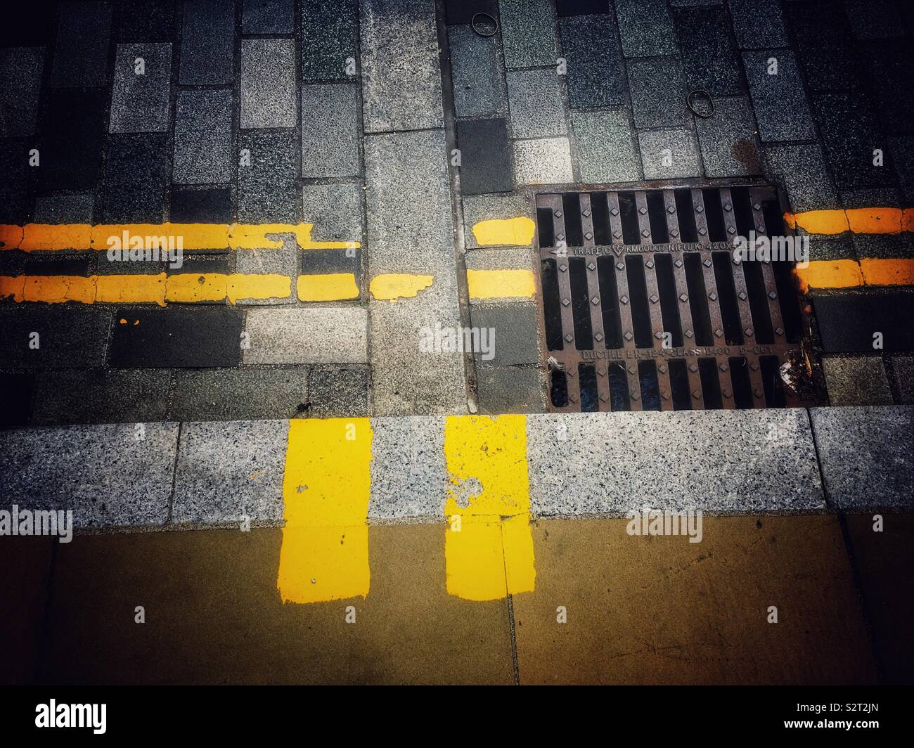 Les lignes jaunes double - Image de stock capturée avec un smartphone