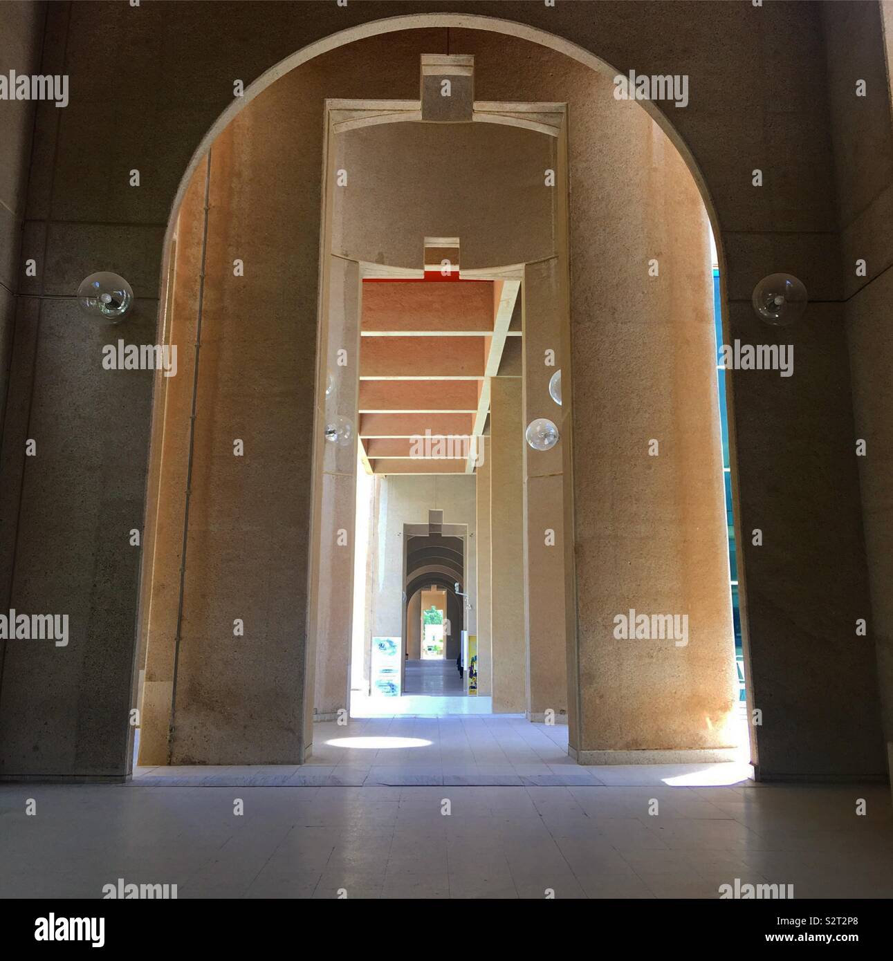 Couloir de l'université. Je trouve toujours les couloirs, incroyable en termes de structure et de conception. Banque D'Images