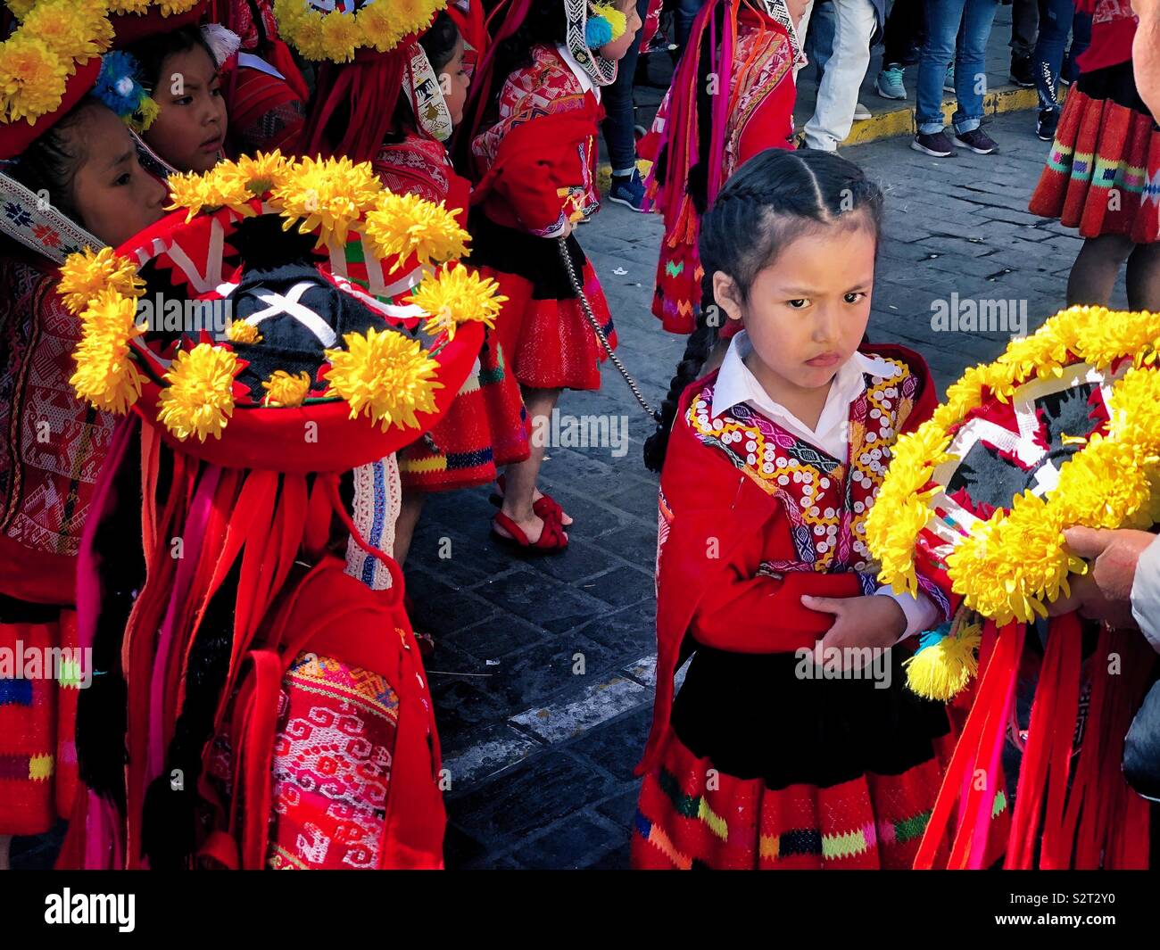 Habillés de couleurs vives les enfants péruviens jeunes filles attendent pour faire leur défilé pour la célébration de l'Inca le solstice d'hiver, l'Inti Raymi ou Inti Raymi festival sun'rata à Cusco Cuzco Pérou Le Pérou. Banque D'Images