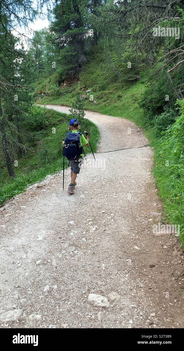 Fille de la randonnée sur un sentier de montagne. Banque D'Images