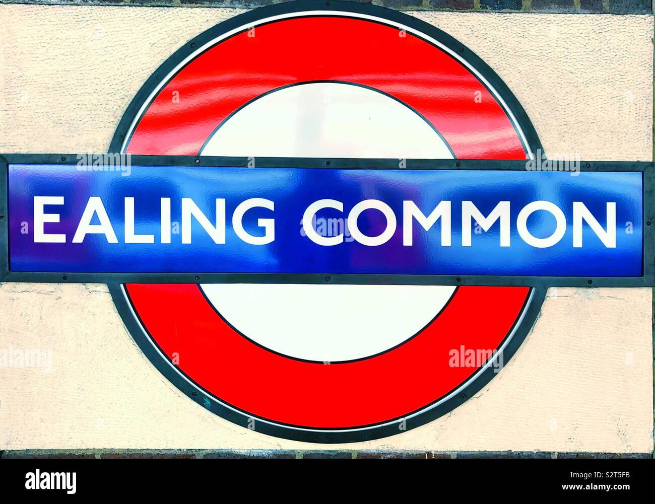 Métro de Londres Ealing Common cocarde vintage panneau indicateur de gare. Banque D'Images