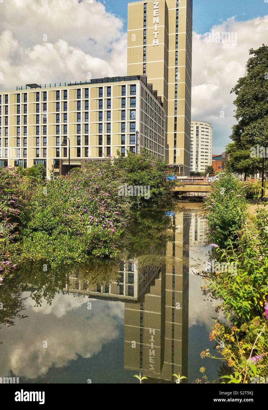 De nouveaux logements étudiants dans le centre-ville de Cardiff avec reflet dans les eaux calmes d'un canal Banque D'Images