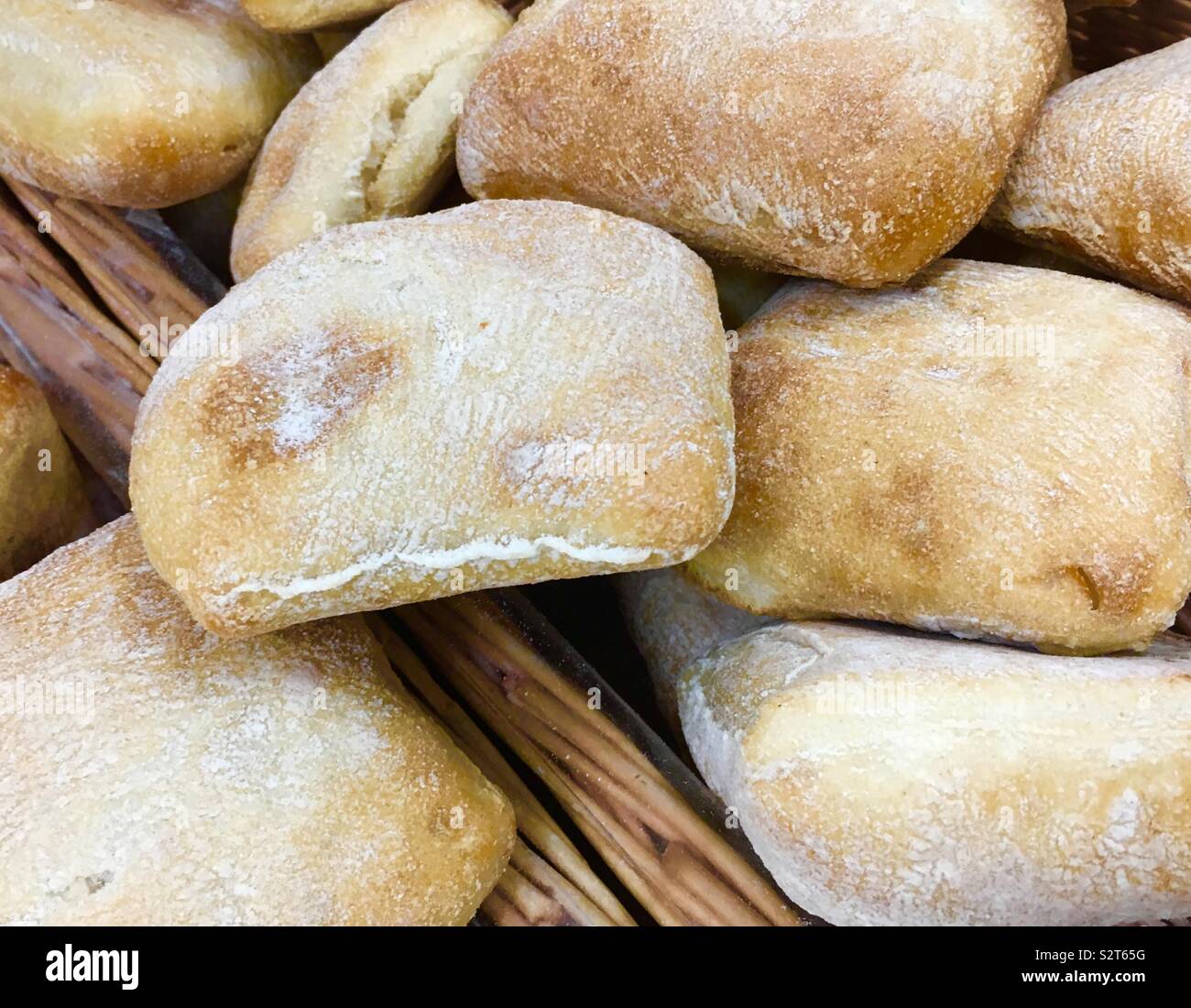 Panier plein de pain ciabatta en vente dans une boulangerie Banque D'Images
