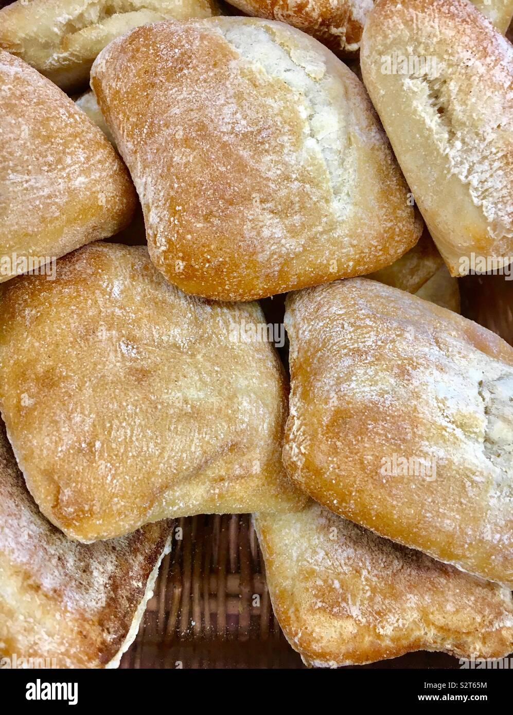 Panier plein de pain ciabatta à la vente à une boulangerie Banque D'Images