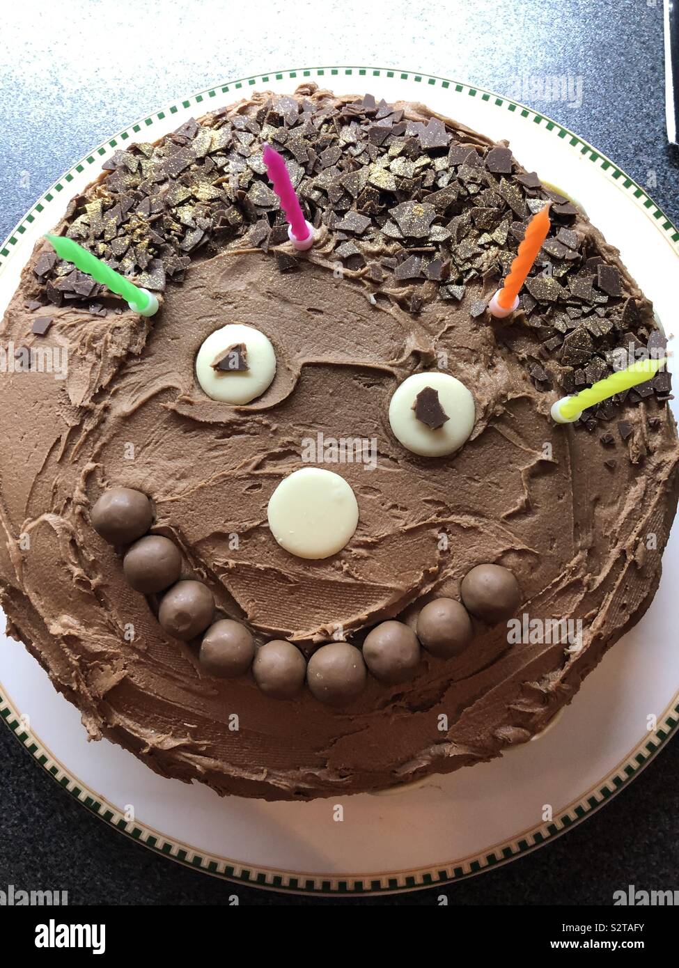 Smiley Face Chocolate Cake Banque D Image Et Photos Alamy Smiley Face Chocolate Cake Banque D Image Et Photos Alamy