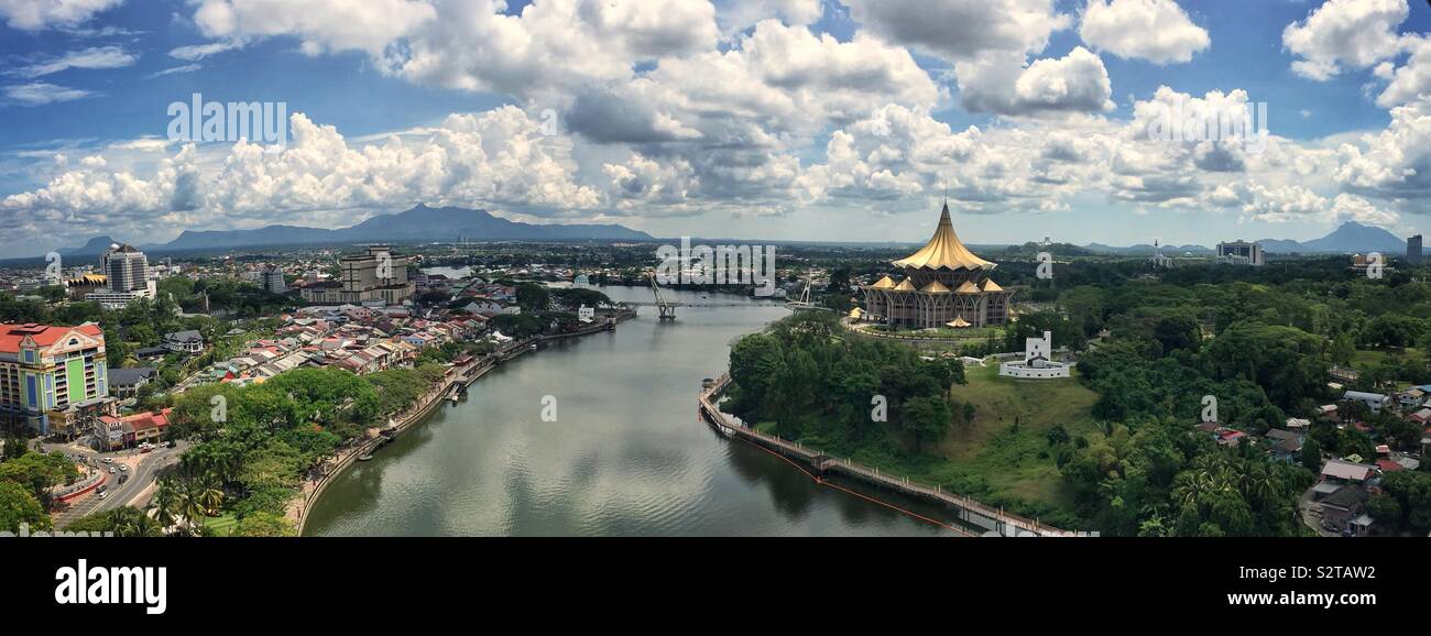 Vue panoramique de Kuching : (l-r) La Main Bazaar, Waterfront, Darul Hana Pont sur la rivière Sarawak et bâtiment de l'Assemblée législative de l'État (Bangunan Dewan Undangan Negeri), Sarawak, Malaisie - Image de stock capturée avec un smartphone