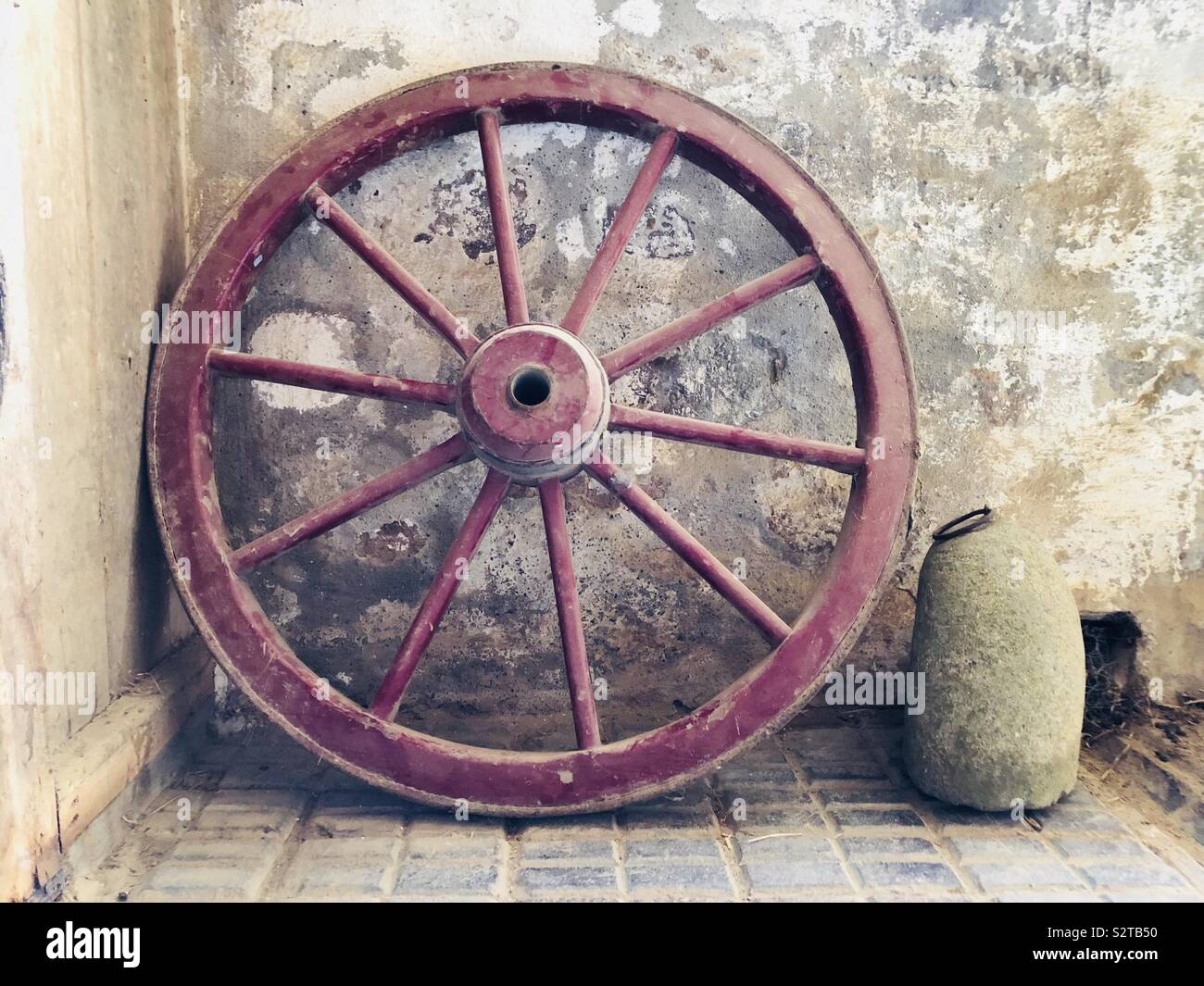 En bois ancienne roue de chariot dans museum Banque D'Images
