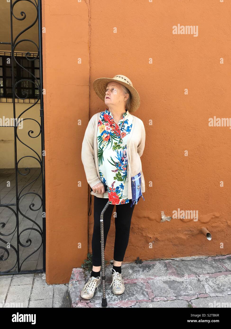 Dame avec une canne - Image de stock capturée avec un smartphone