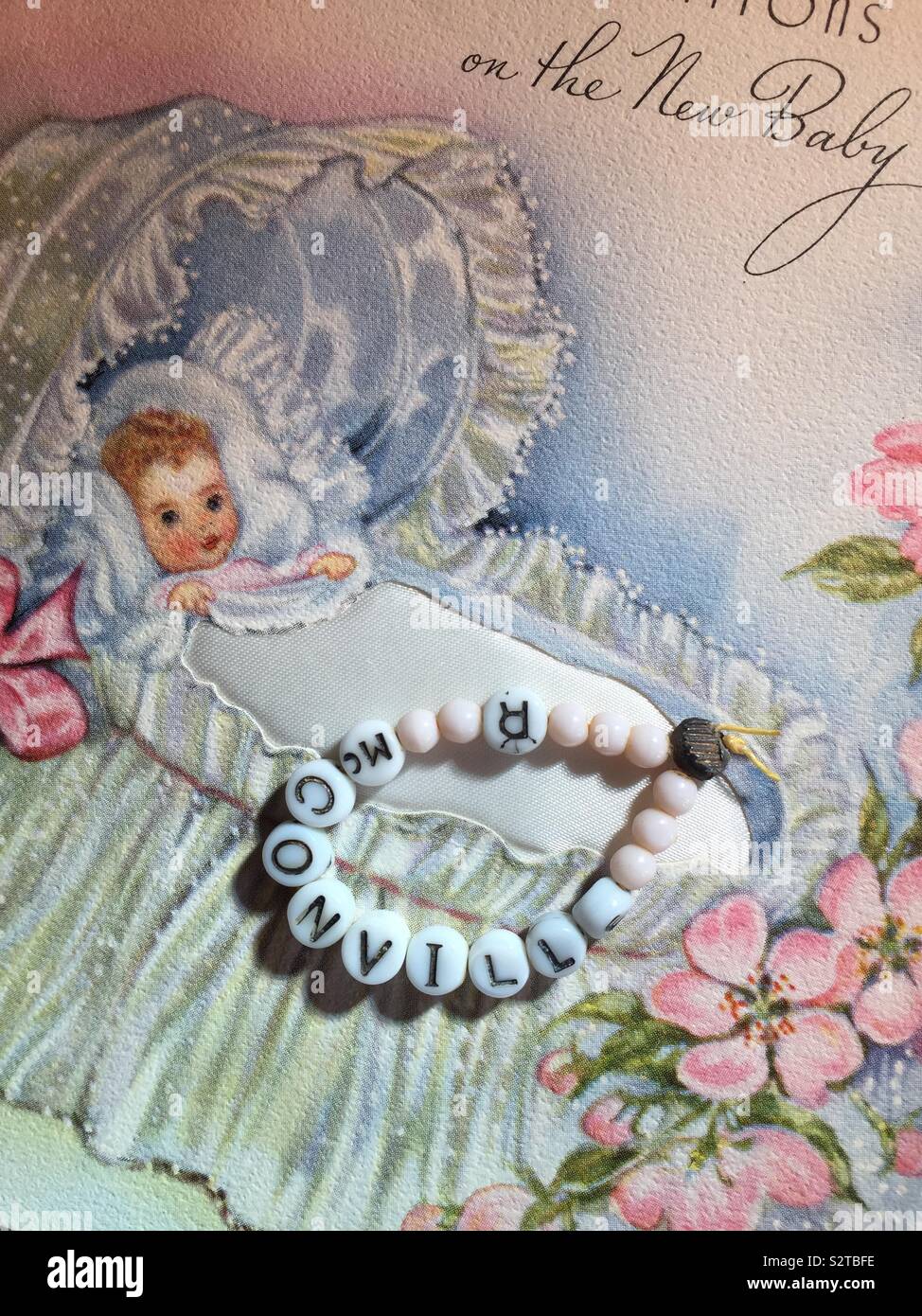 Perles Vintage Bracelet D Identite Pour Un Bebe Nouveau Ne Fille Dans Une Pepiniere De L Hopital Et Un Avis De Naissance Retro Card 1940 Photo Stock Alamy