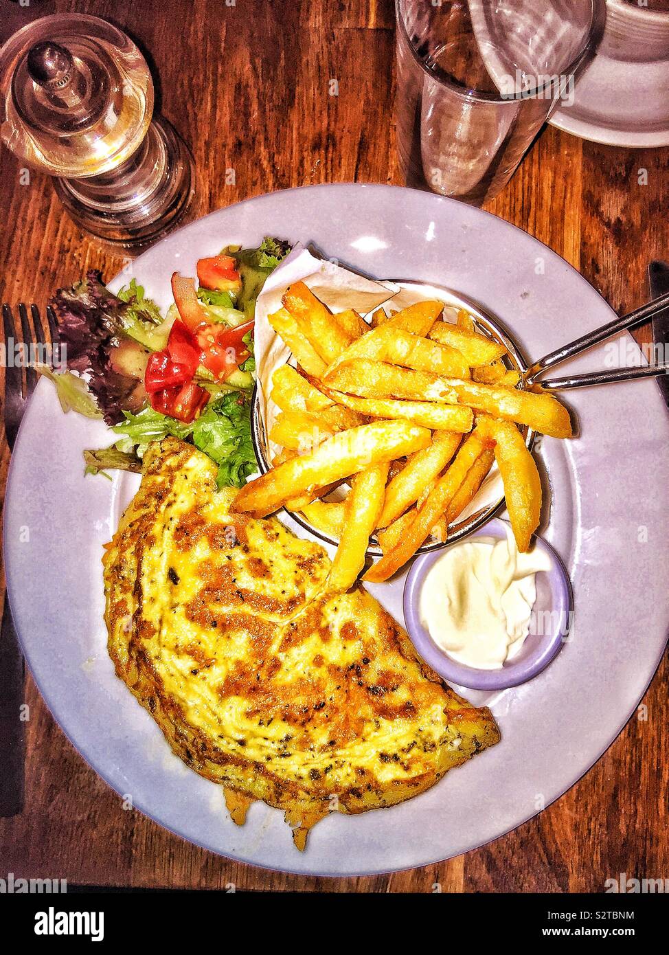 Omelette et frites. Banque D'Images