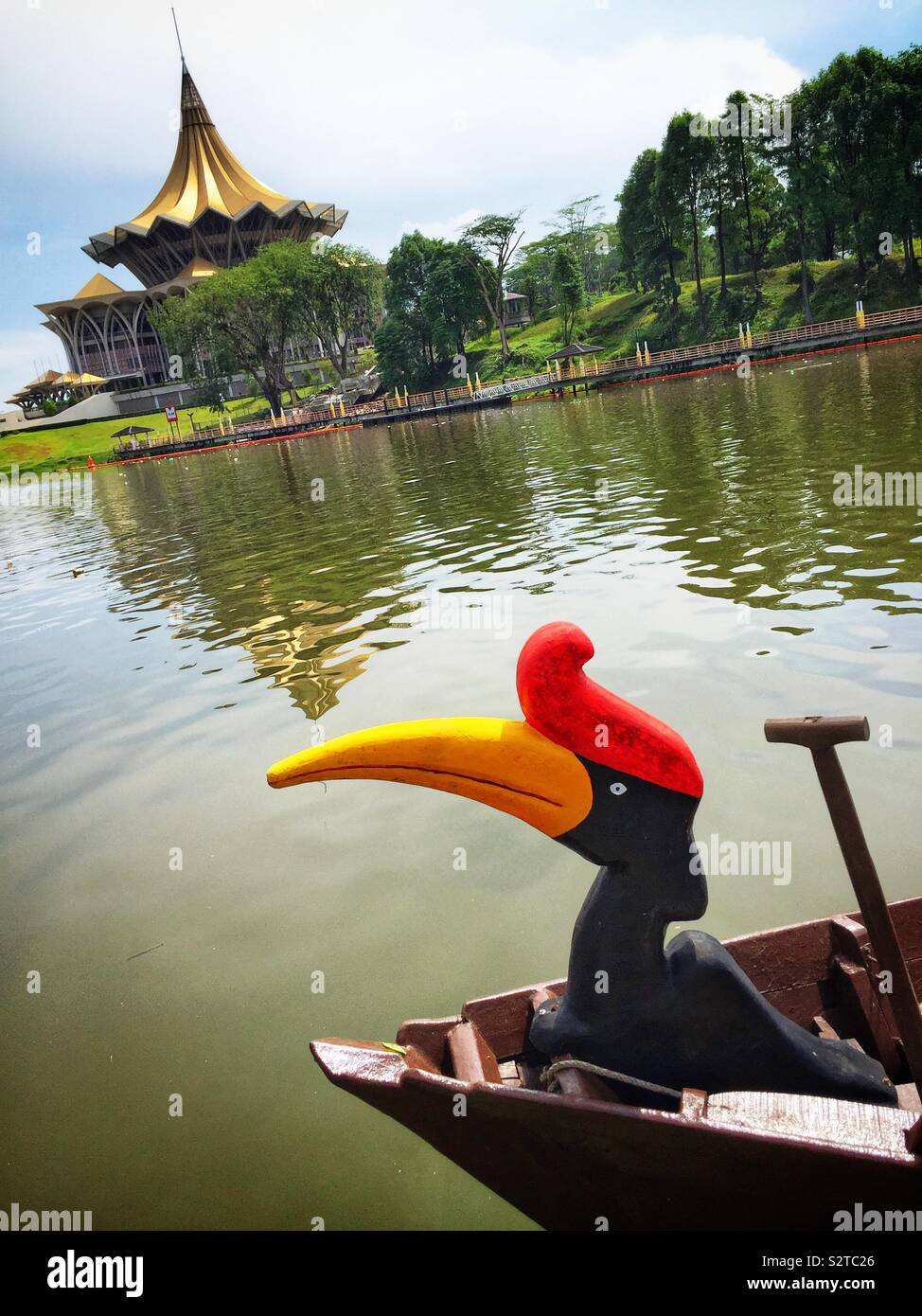 Le bois sculpté et peint stylisé oiseau calao comme figure de proue d'un bateau traditionnel Orang Ulu utilisée pour les touristes des croisières sur la rivière Sarawak, Kuching, Sarawak, Malaisie - Image de stock capturée avec un smartphone
