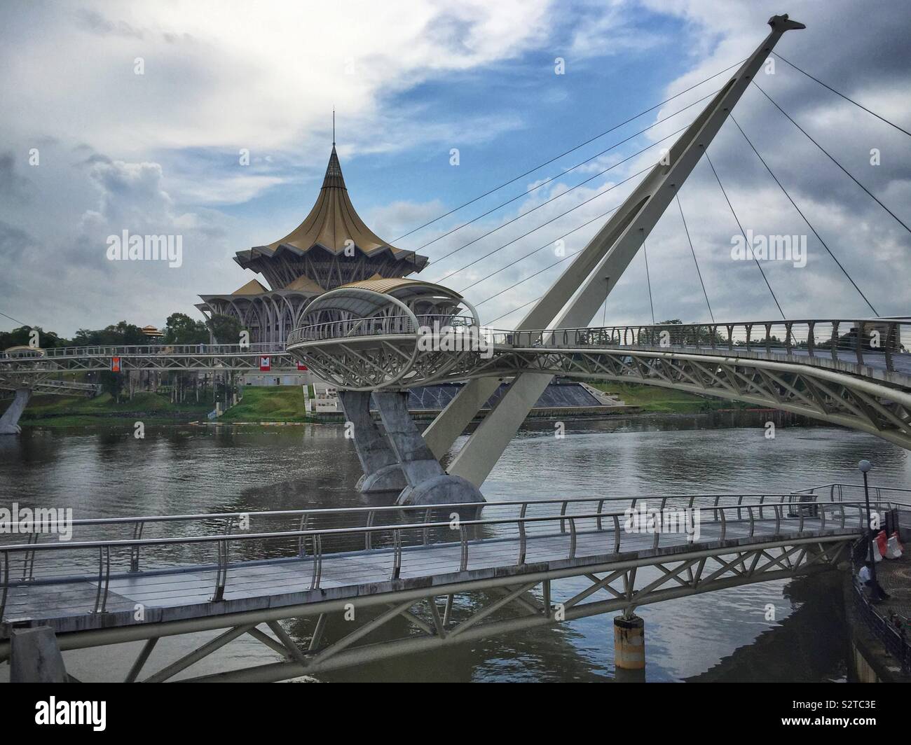 Le Darul Hana Bridge permet aux piétons de traverser la rivière Sarawak du bord de l'Édifice de l'Assemblée législative de l'État, Kuching, Sarawak, Malaisie - Image de stock capturée avec un smartphone