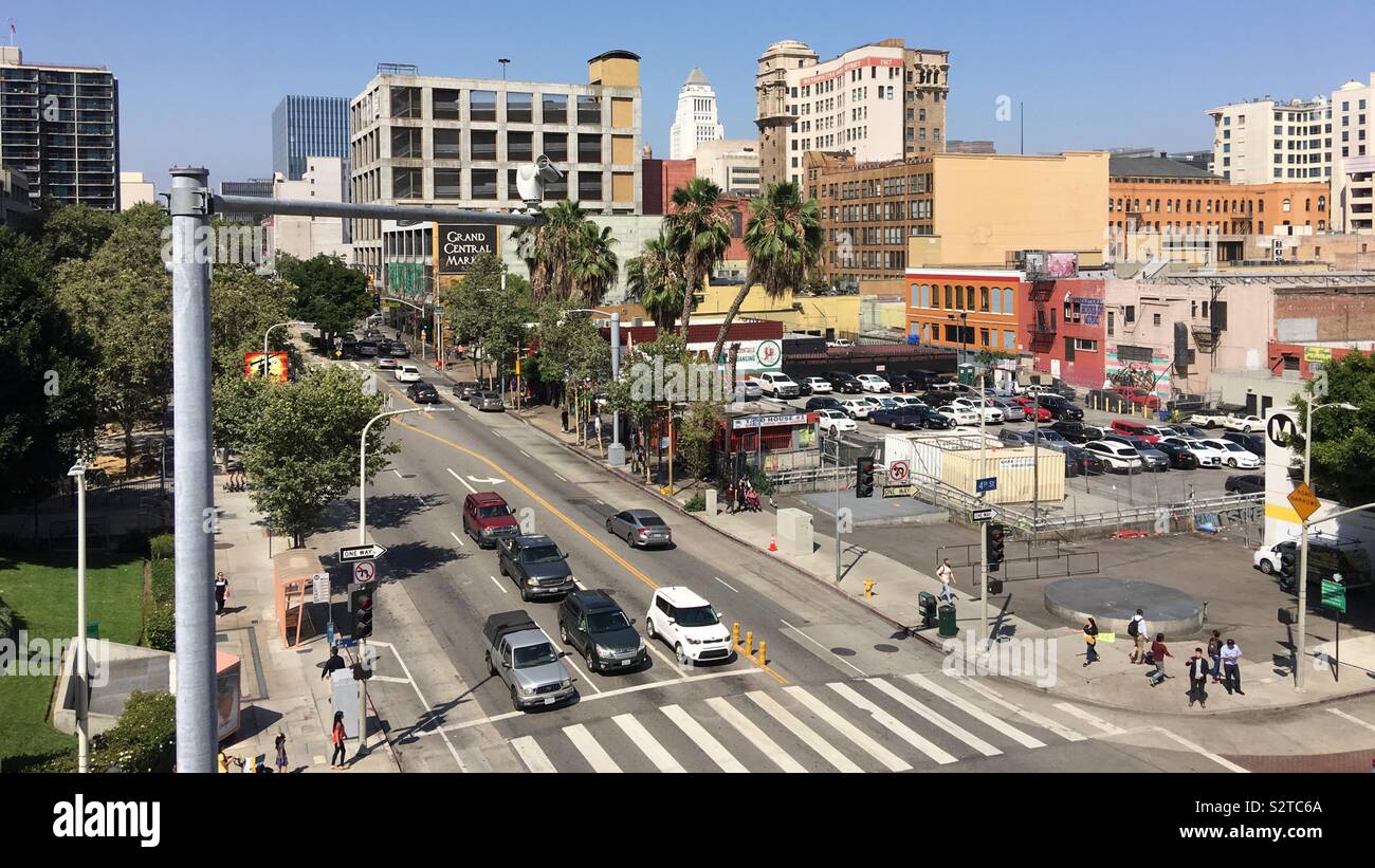 LOS ANGELES, CA, juin 2019 : vue sur fond de Bunker Hill dans le centre-ville, avec le Grand Marché Central au milieu de terrain et l'Hôtel de ville en arrière-plan - Image de stock capturée avec un smartphone