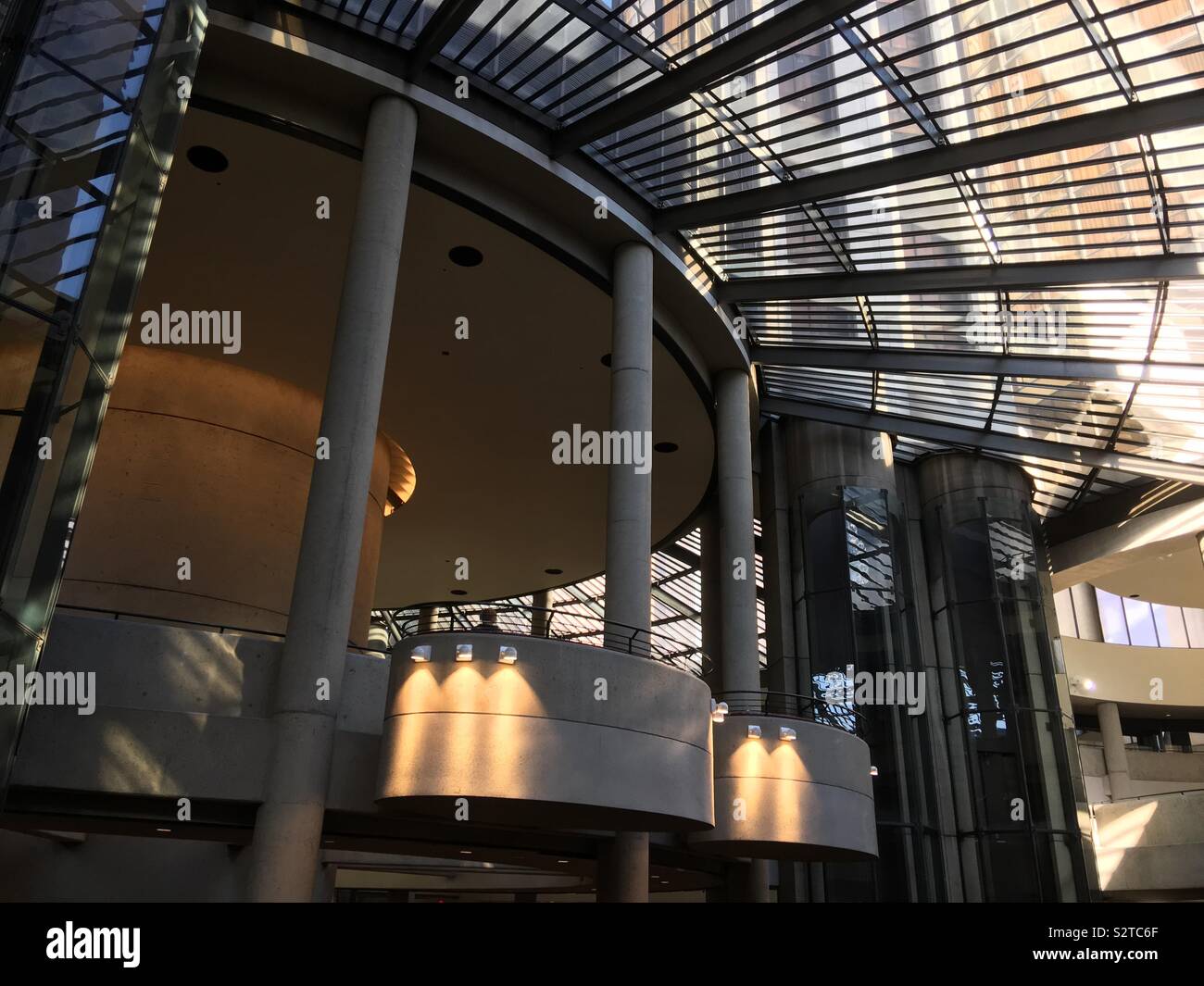 LOS ANGELES, CA, juin 2019 : architecture intérieure incurvée, piliers en béton et les fenêtres de l'hôtel Westin Bonaventure Hotel au centre-ville Banque D'Images