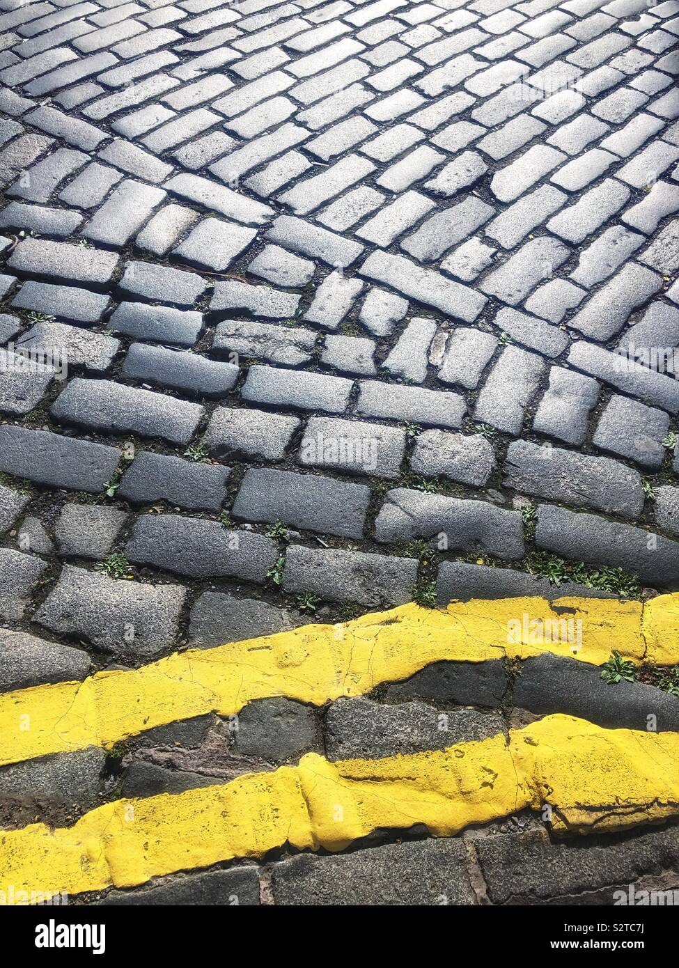 Rue Pavée avec double lignes jaunes - Image de stock capturée avec un smartphone