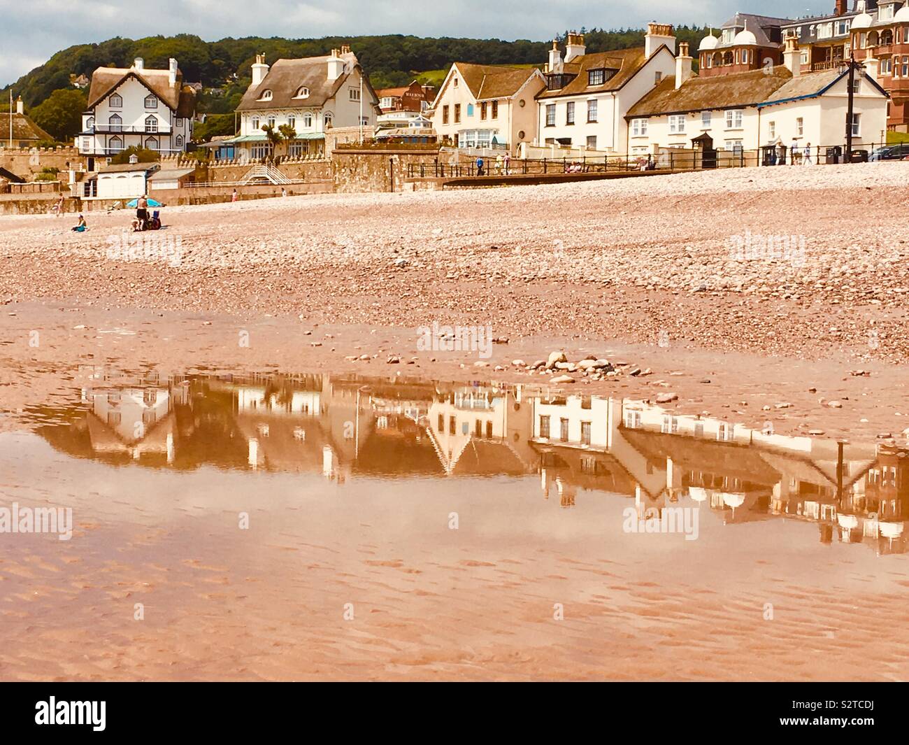Réflexions de maisons sur la plage de Sidmouth, Devon, Angleterre - Image de stock capturée avec un smartphone