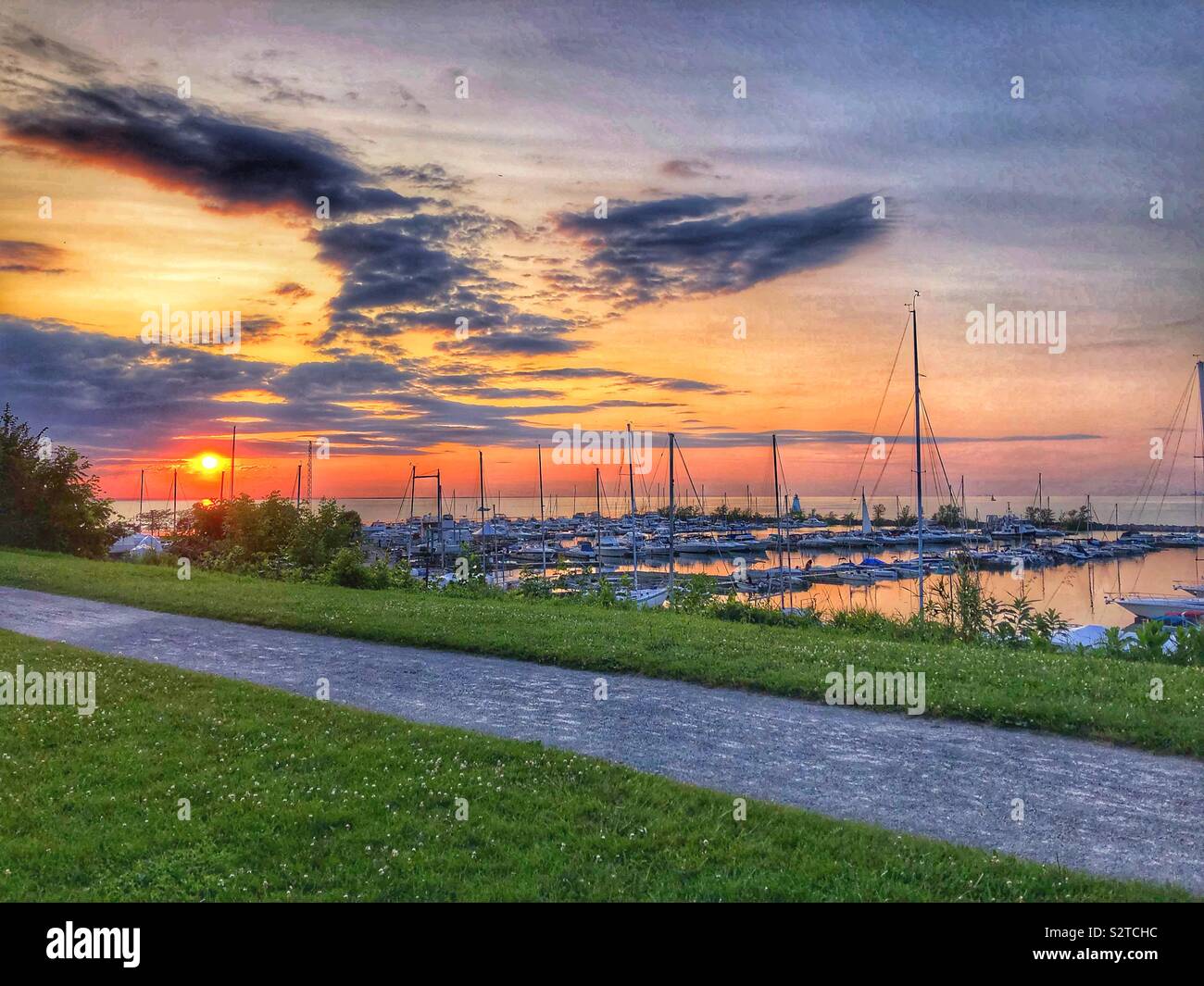 Coucher de soleil sur le lac Ontario à Port Dalhousie, Canada. Banque D'Images