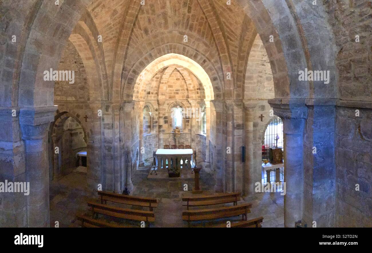 Église romane, piscine vue. San Salvador de Cantamuda, province de Palencia, en Espagne. Banque D'Images