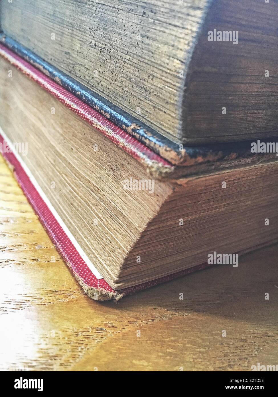 Deux vieux vintage livres posés sur une table en bois Banque D'Images