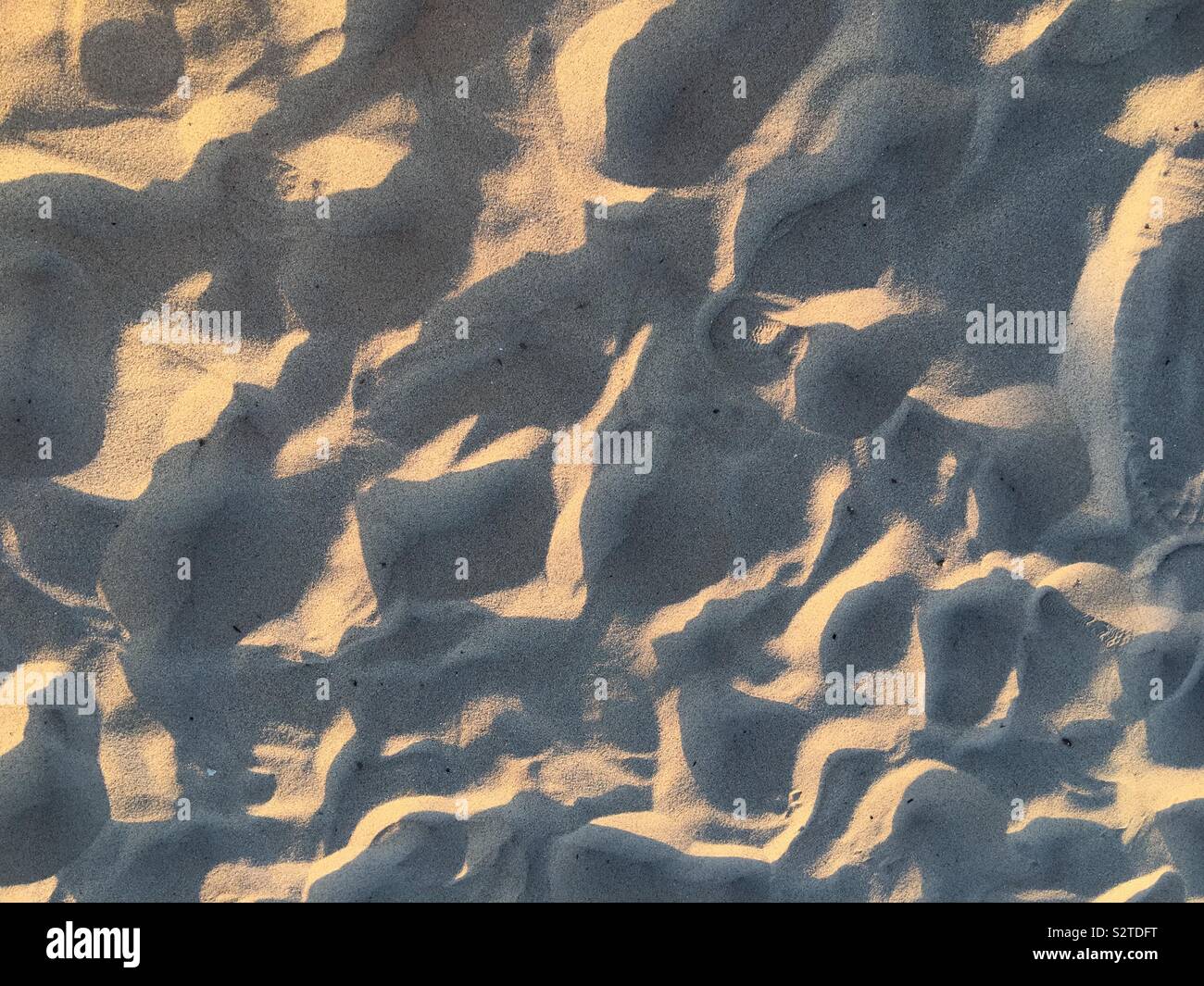 Détail de sable avec la lumière du soleil forte d'un côté Banque D'Images