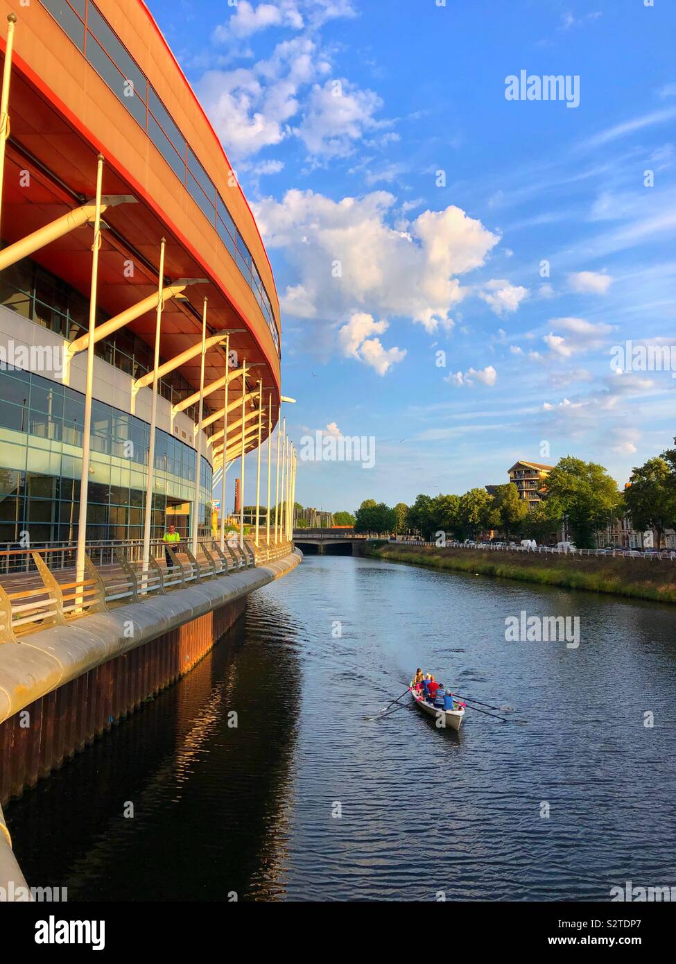 Bateau à rames sur la rivière Taff à côté de la Principauté, stade Cardiff, Galles du Sud. - Image de stock capturée avec un smartphone