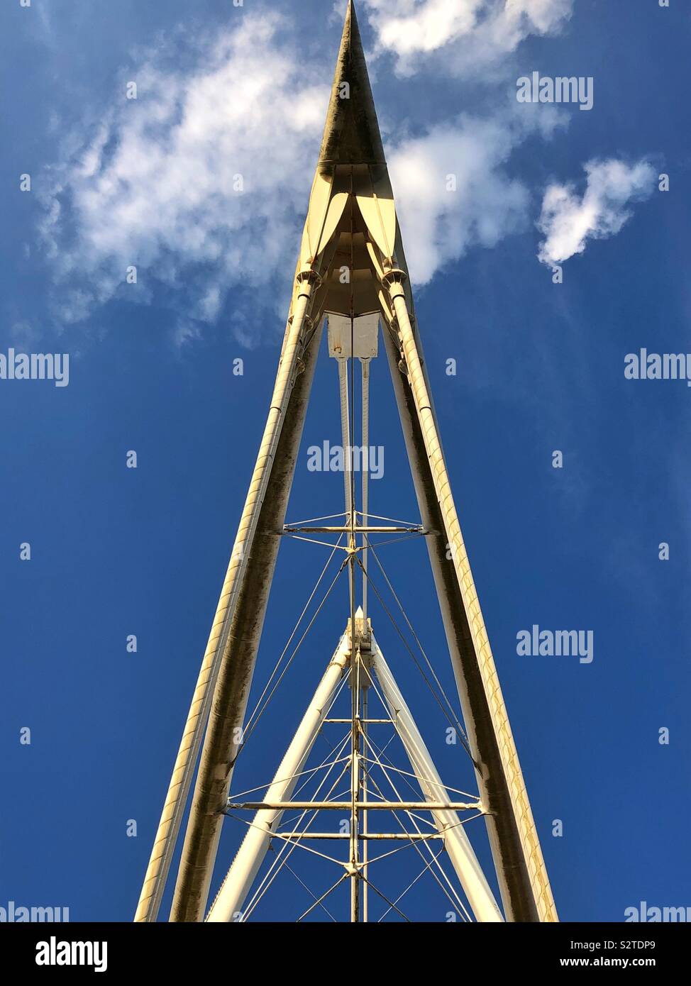 Détail de la Principauté Stadium, Cardiff, Pays de Galles du Sud contre un ciel bleu. Banque D'Images