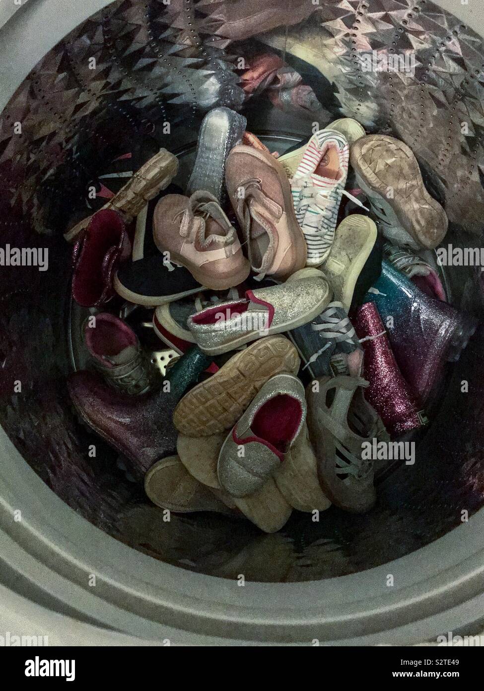Une charge de girl's chaussures dans la machine à laver Banque D'Images