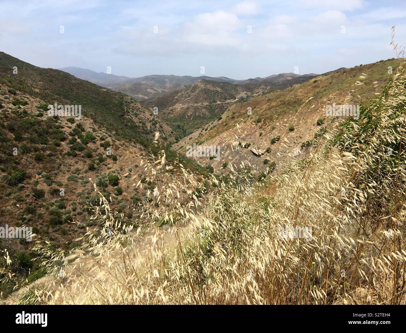 Voir à travers les montagnes au point Magu State Park, près de Westlake Village en Californie du Sud Banque D'Images