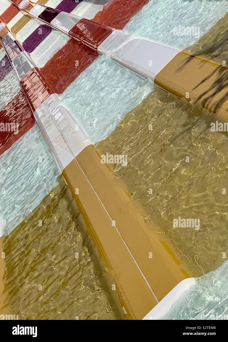 Résumé de la piscine Salon-de-chaussée avec de l'eau et les schémas - Image de stock capturée avec un smartphone