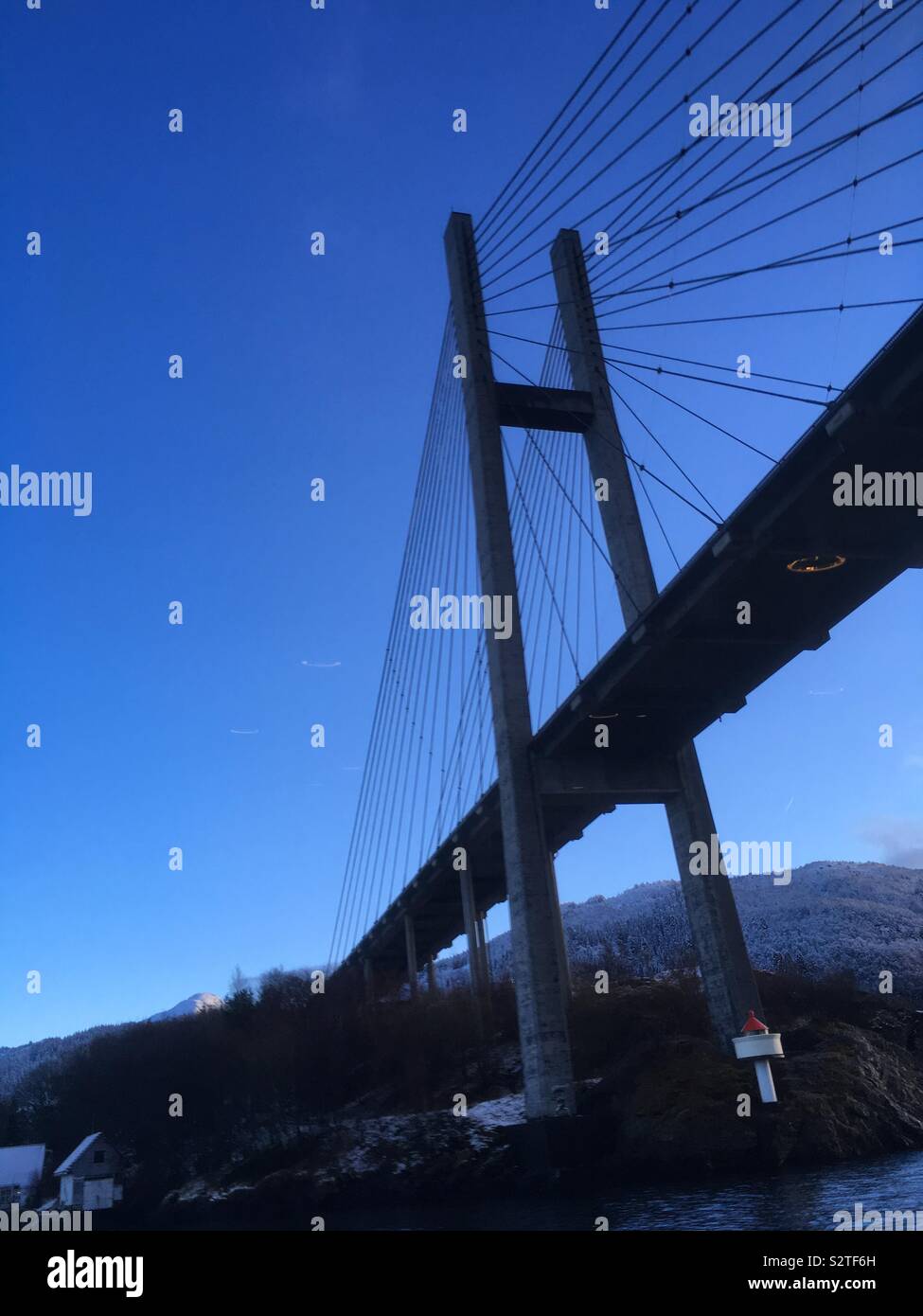 Pont à Nordhordland, la Norvège. Banque D'Images