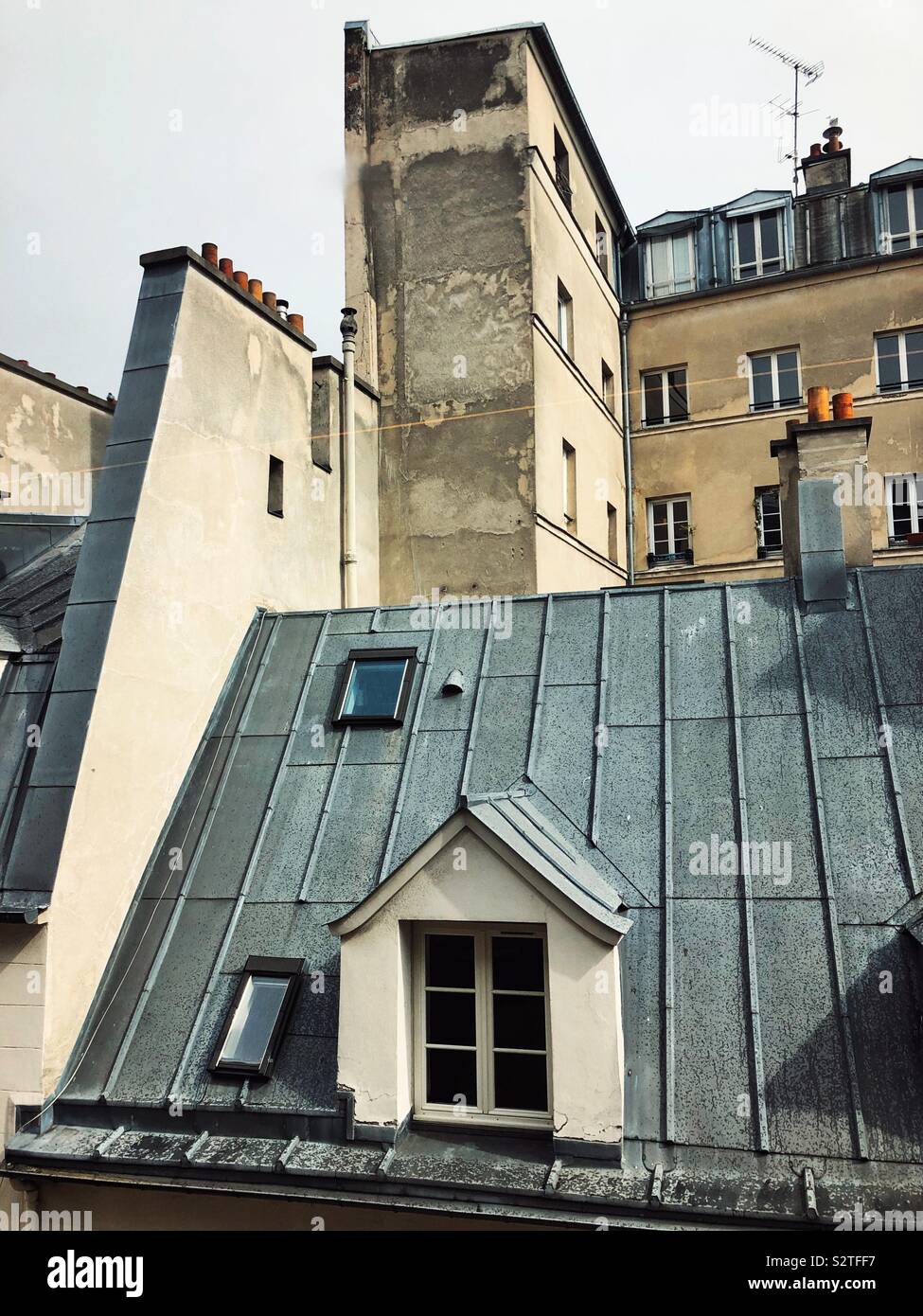 Les toits et les greniers et les cheminées du vieux Paris Banque D'Images