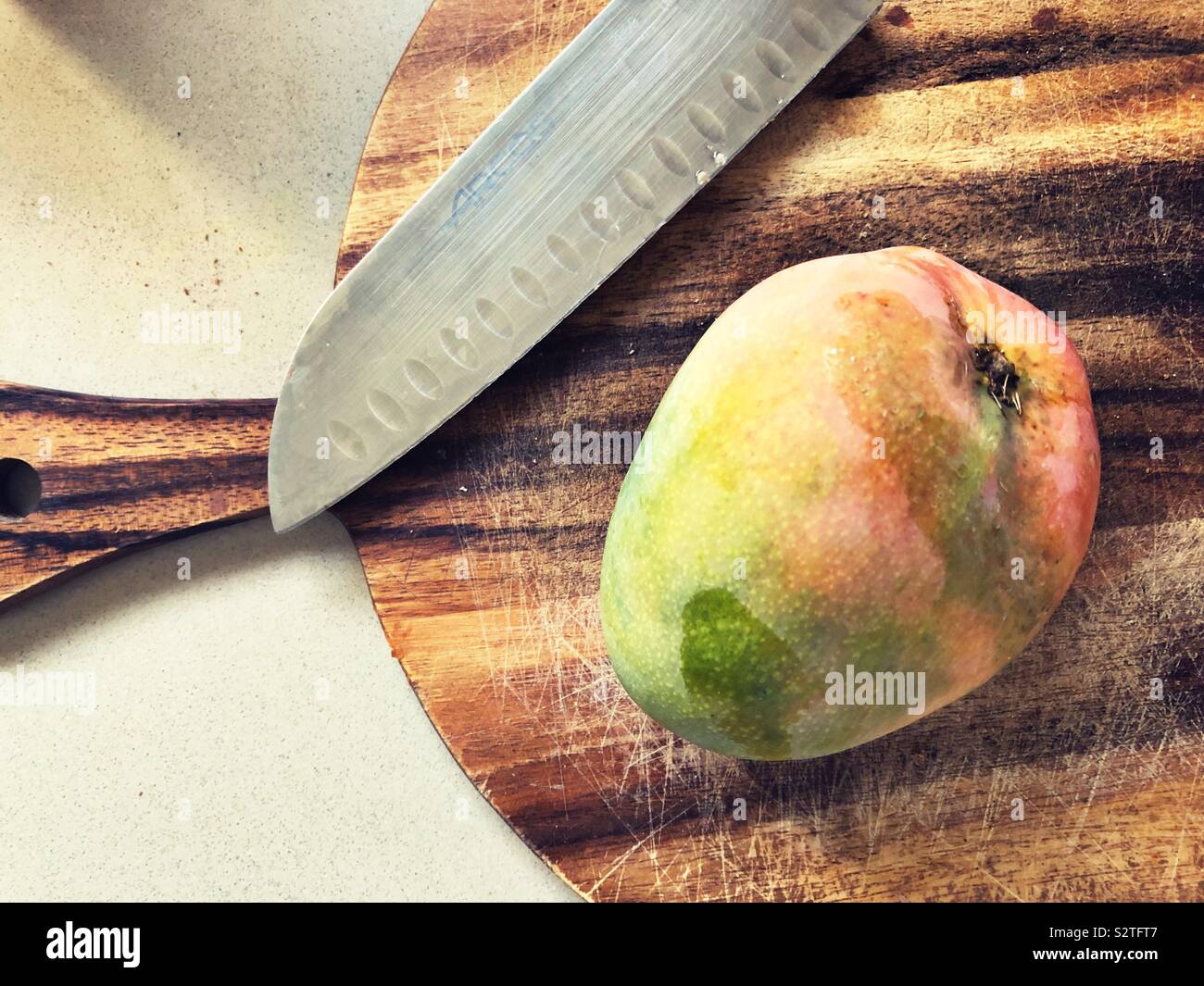 Mango on cutting board Banque D'Images
