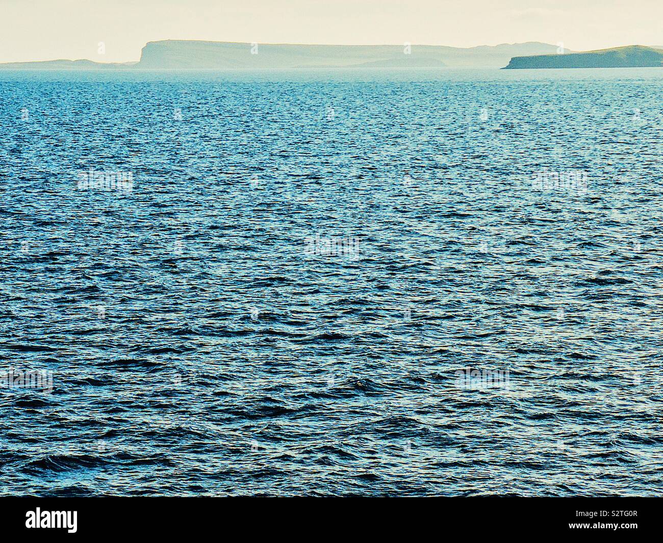 Vue de minimaliste bleu profond de la mer avec des contours d'îles à l'horizon Banque D'Images