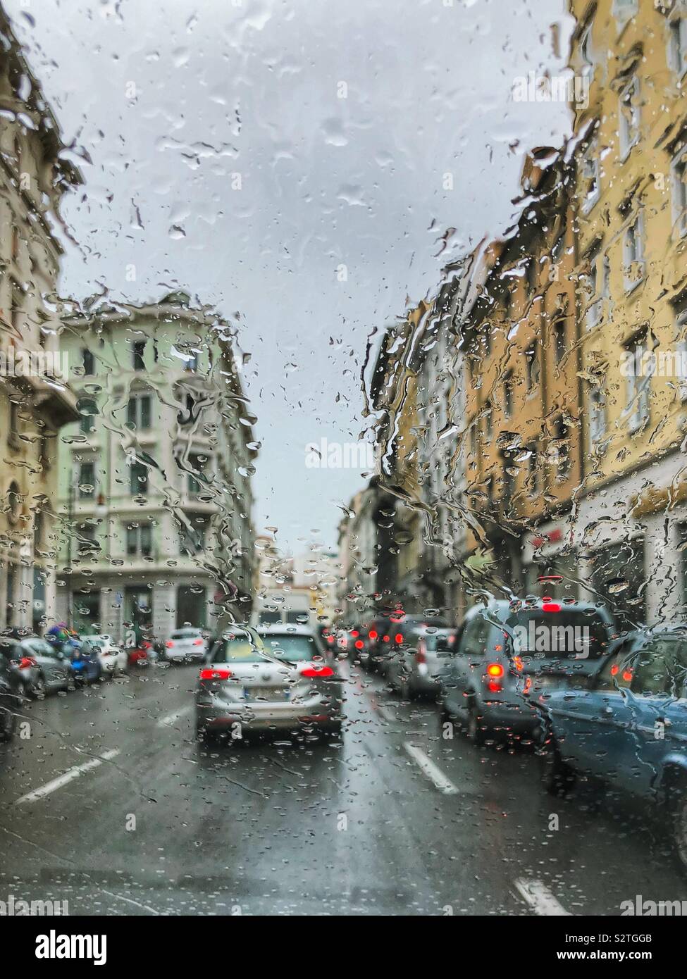 L'heure de pointe un jour de pluie vu à travers la fenêtre d'une voiture - Trieste, Italie - Image de stock capturée avec un smartphone