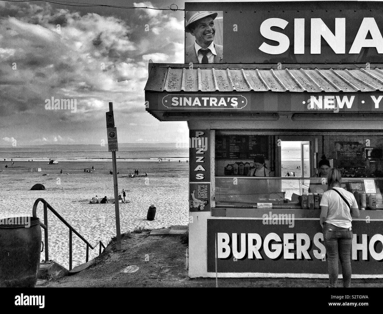 Hamburgers à la plage - bord de hamburger et hot dog, wc séparés. Banque D'Images