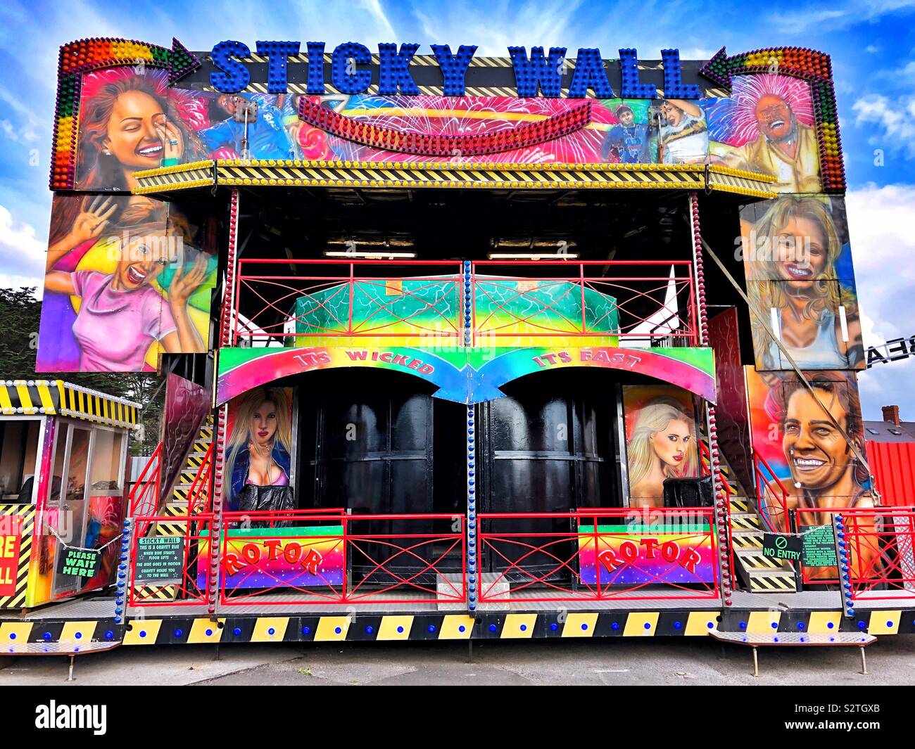 Mur gluant fairground attraction / ride, Coney beach, Porthcawl, Galles du Sud. Banque D'Images