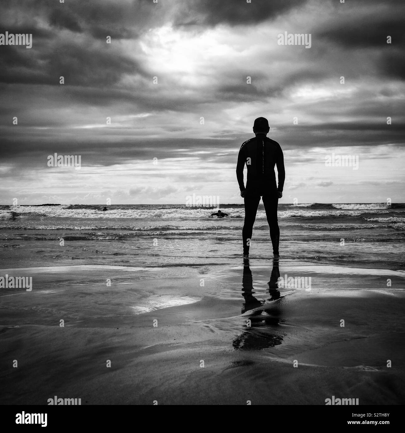 L'homme sur la plage, Silhouette. Banque D'Images
