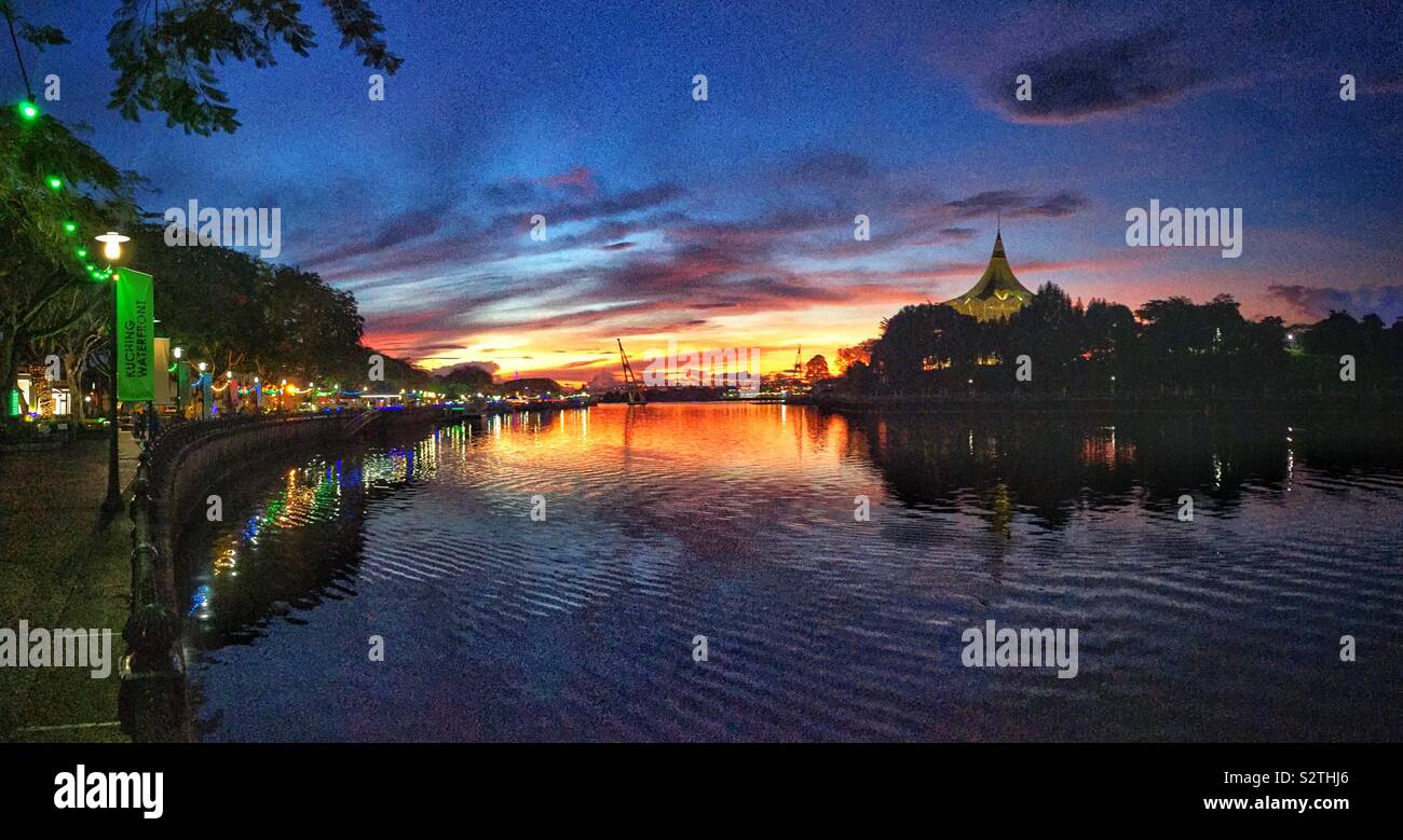 La cité au bord de l'eau sur la rive sud de la rivière Sarawak au coucher du soleil, Kuching, Sarawak, Malaisie - Image de stock capturée avec un smartphone