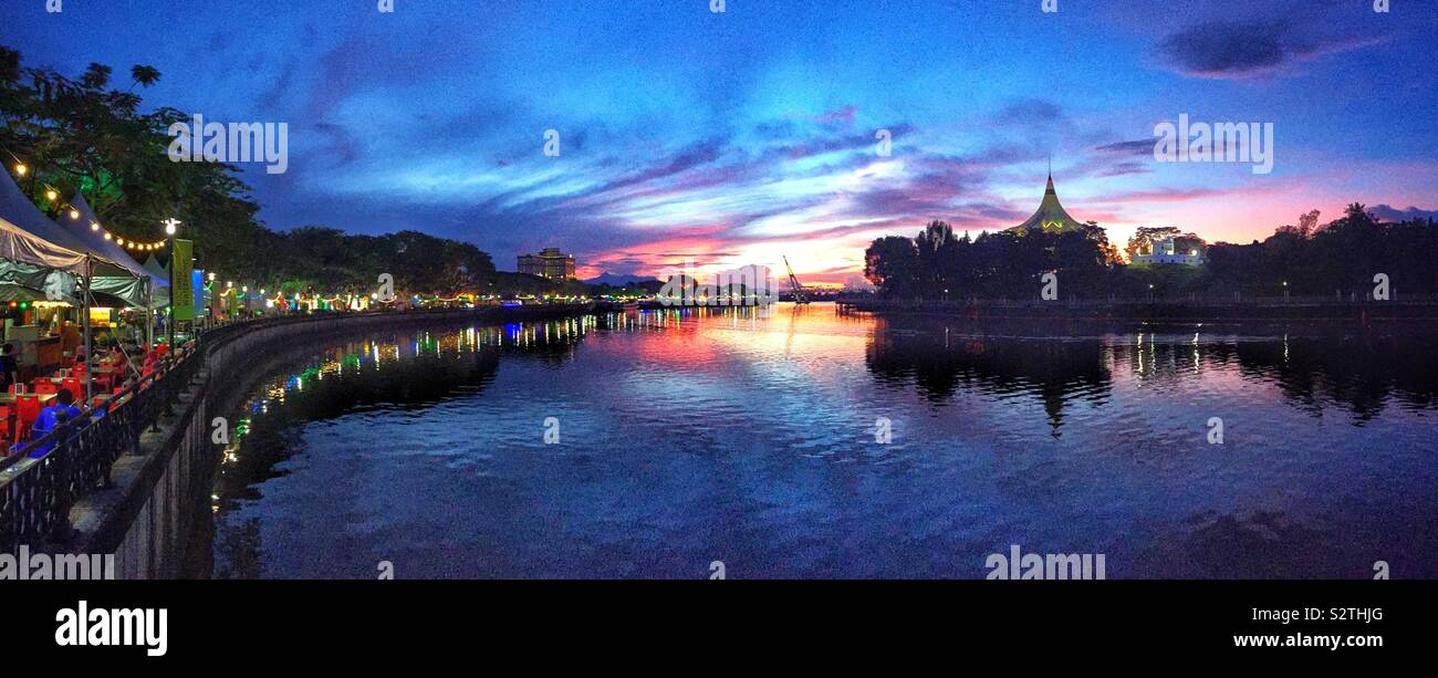 La cité au bord de l'eau sur la rive sud de la rivière Sarawak au coucher du soleil, Kuching, Sarawak, Malaisie - Image de stock capturée avec un smartphone