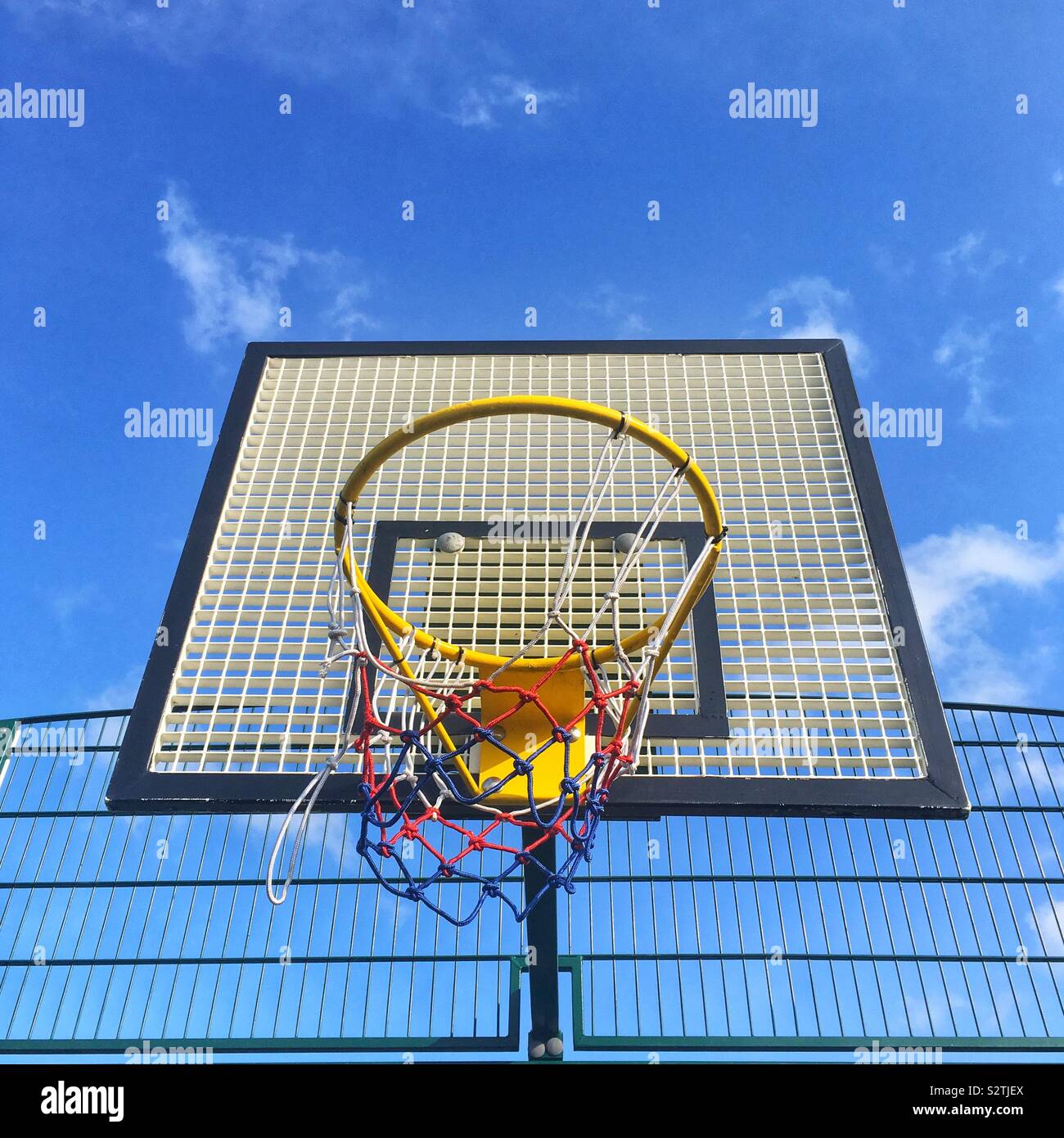 Quatre points de basket-ball, terrain de jeux, Hampshire, Angleterre, Royaume-Uni. - Image de stock capturée avec un smartphone