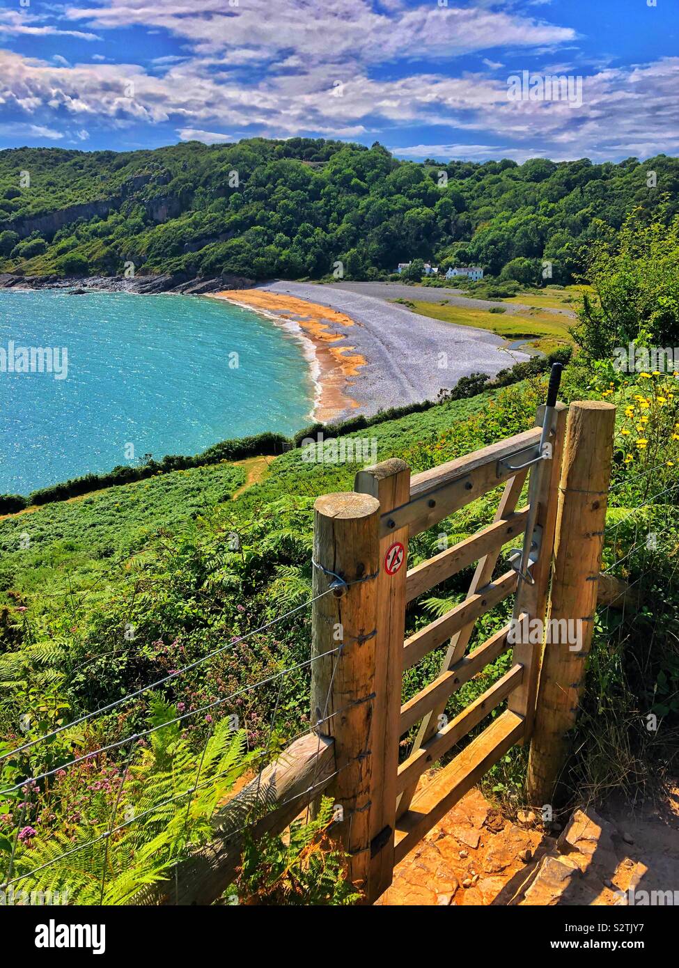Porte d'entrée du chemin menant à Pwll beach, Gower, Swansea, Pays de Galles du Sud-Ouest, juillet. Banque D'Images
