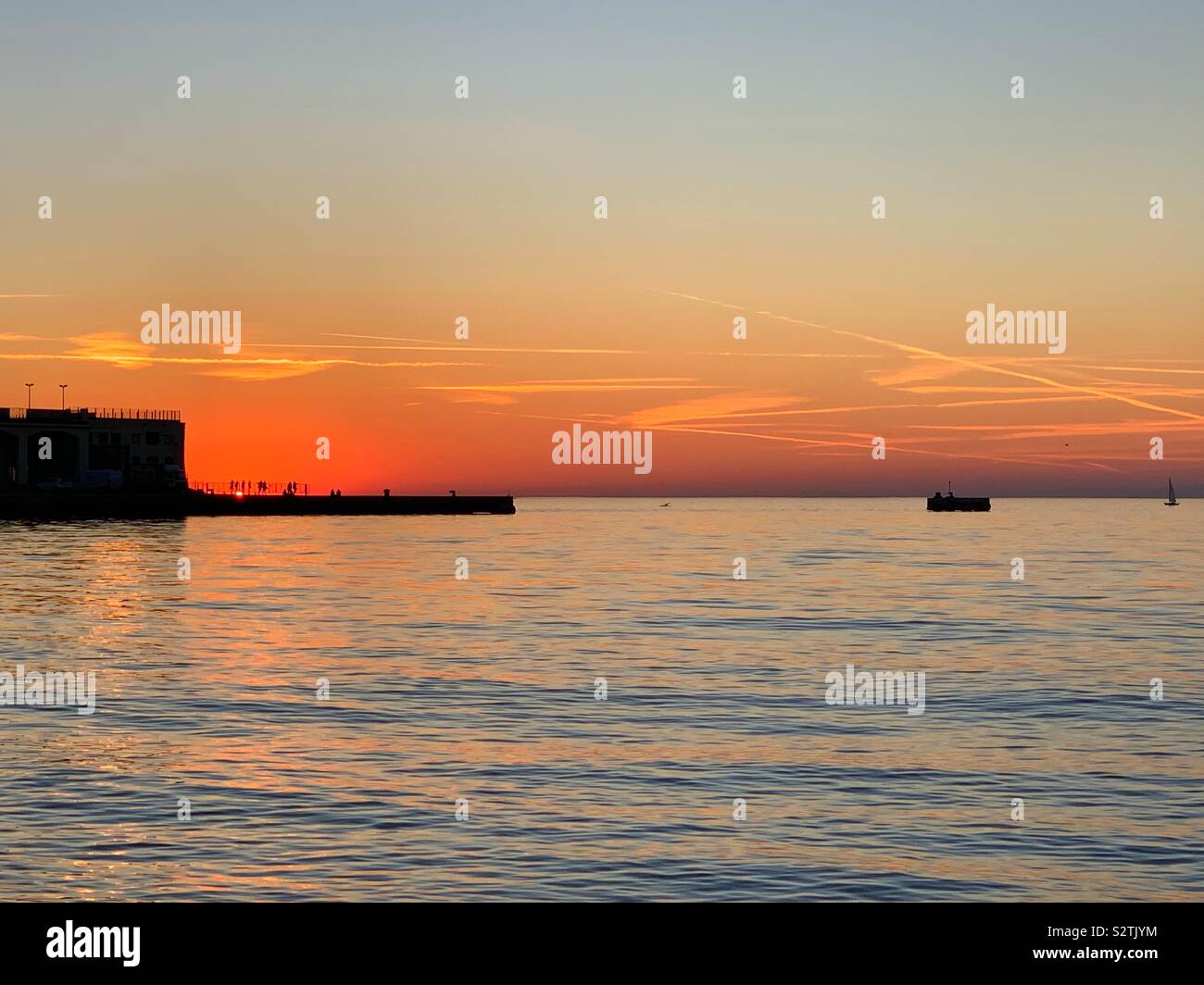 Coucher du soleil sur la mer dans le port de Trieste, en Italie. Banque D'Images